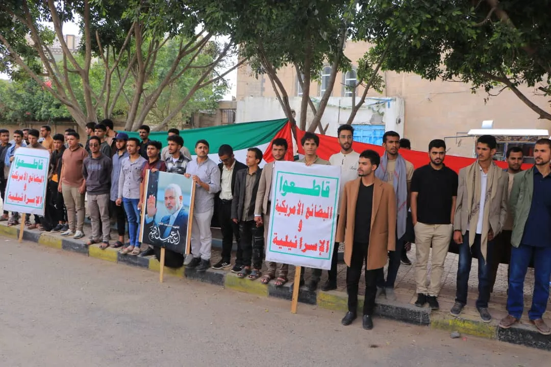 الجامعة الإماراتية تنظم وقفة تضامنية مع الشعب الفلسطيني تحت شعار" ثباتا مع غزة وفلسطين00 ورفضاً لصفقات الخداع والخيانة"