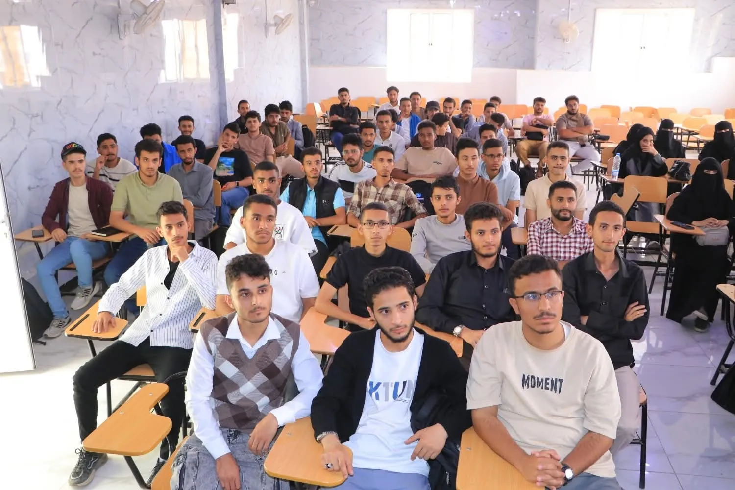 تدشين دورة الإسعافات الأولية المتقدمة لطلبة كلية الطب والعلوم الصحية بالتعاون مع الهلال الأحمر اليمني