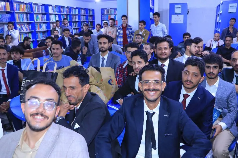 كلية الطب والعلوم الصحية تنظم يوماً علمياً لمناقشة مشاريع تخرج طلبة الصيدلة السريرية للعام الجامعي 1446ه‍