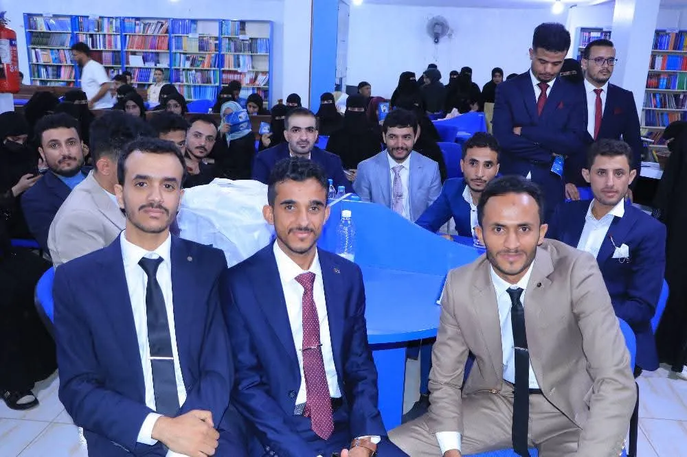 كلية الطب والعلوم الصحية تنظم يوماً علمياً لمناقشة مشاريع تخرج طلبة الصيدلة السريرية للعام الجامعي 1446ه‍