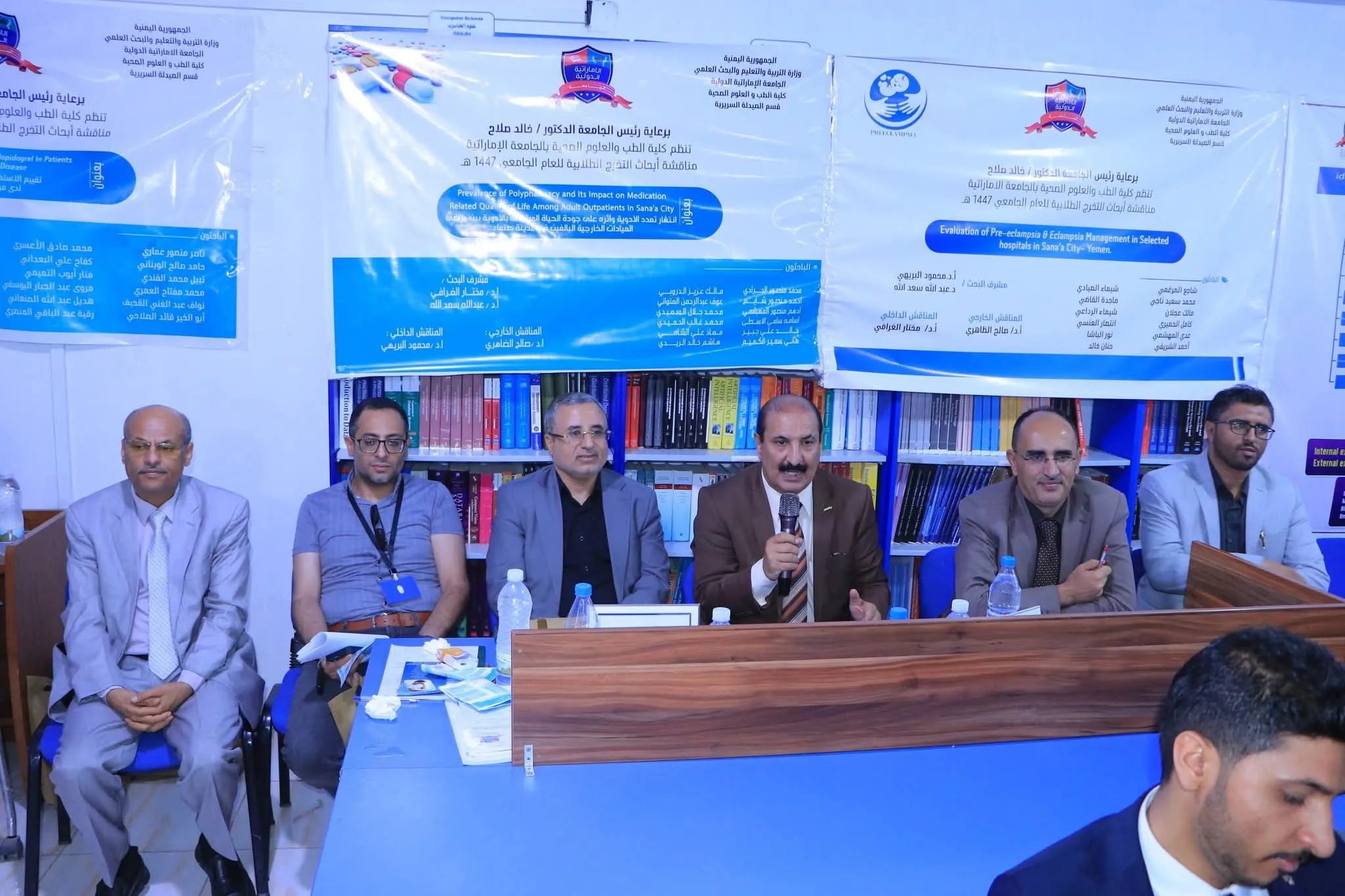 كلية الطب والعلوم الصحية تنظم يوماً علمياً لمناقشة مشاريع تخرج طلبة الصيدلة السريرية للعام الجامعي 1446ه‍