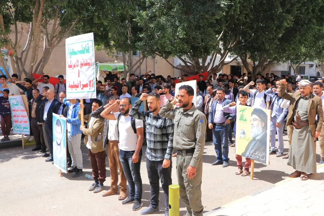 The UAE University organizes a solidarity stand with the Palestinian people under the slogan "We remain steadfast with Gaza... and our readiness is high to confront all enemy conspiracies."