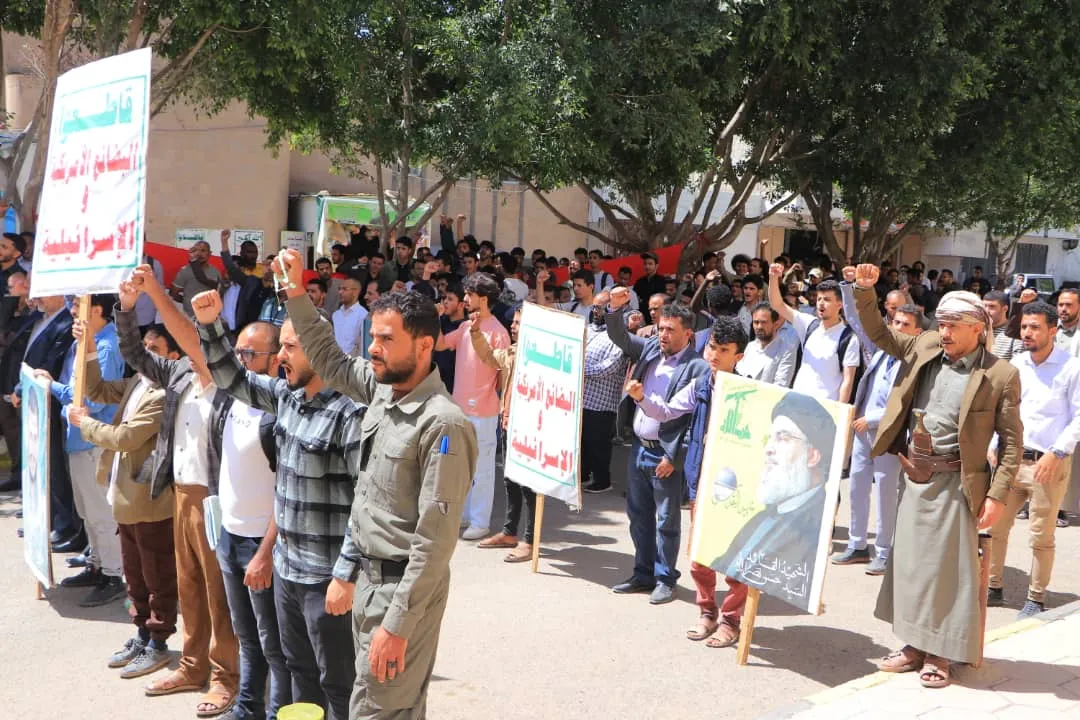 The UAE University organizes a solidarity stand with the Palestinian people under the slogan "We remain steadfast with Gaza... and our readiness is high to confront all enemy conspiracies."
