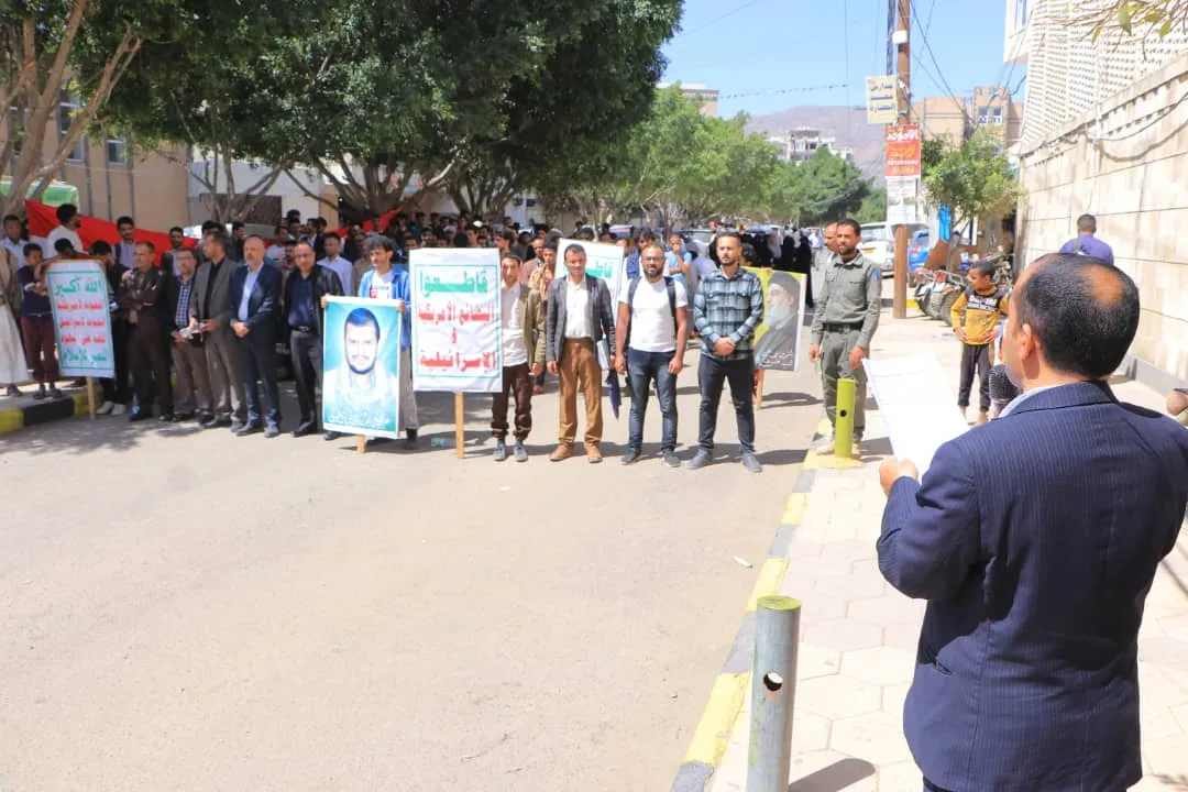 The UAE University organizes a solidarity stand with the Palestinian people under the slogan "We remain steadfast with Gaza... and our readiness is high to confront all enemy conspiracies."