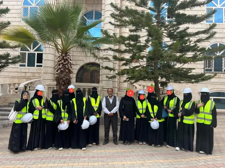 Field activity for second-level interior design students to enhance their practical experience in the Interior Design 1 course.