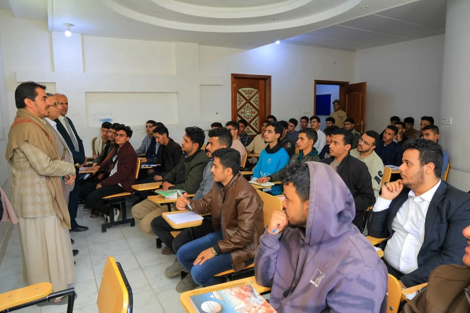 The University President and Secretary-General inspect the progress of the educational process for first-year students in the Faculties of Engineering and Management.