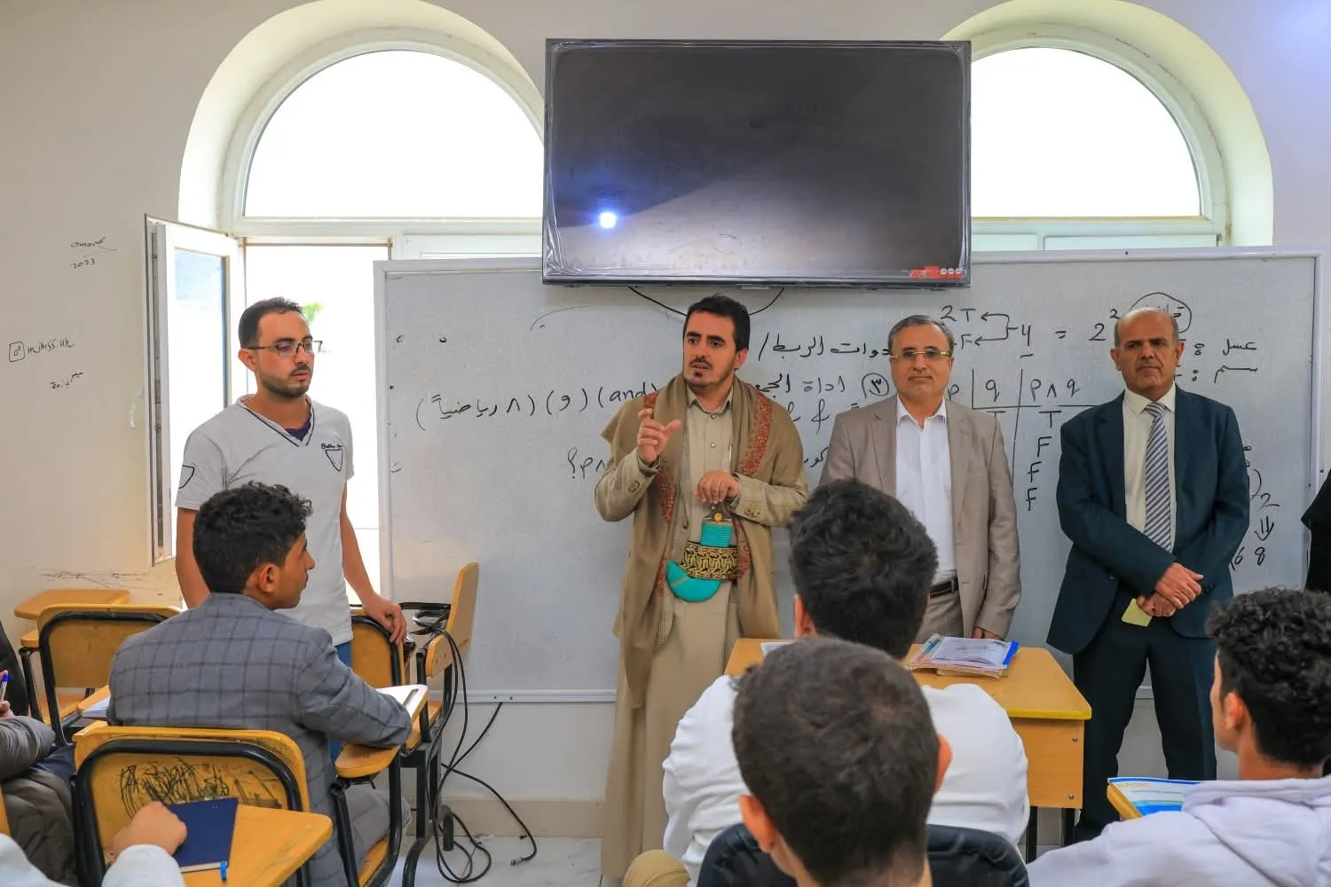 The University President and Secretary-General inspect the progress of the educational process for first-year students in the Faculties of Engineering and Management.