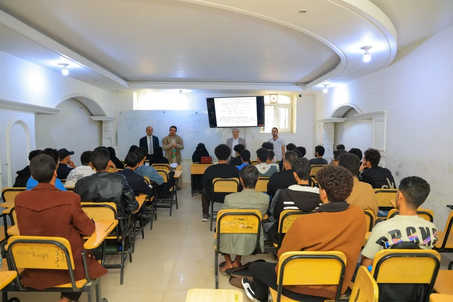 The University President and Secretary-General inspect the progress of the educational process for first-year students in the Faculties of Engineering and Management.