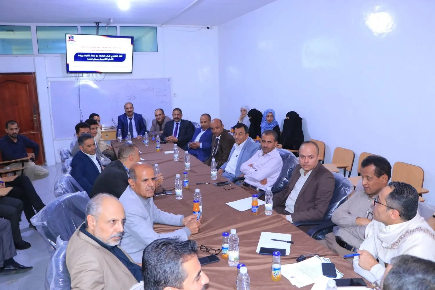 لقاء تشاوري موسع لقيادة الجامعة مع كوادر الكليات لتعزيز الأداء الأكاديمي وتجويد العملية التعليمية