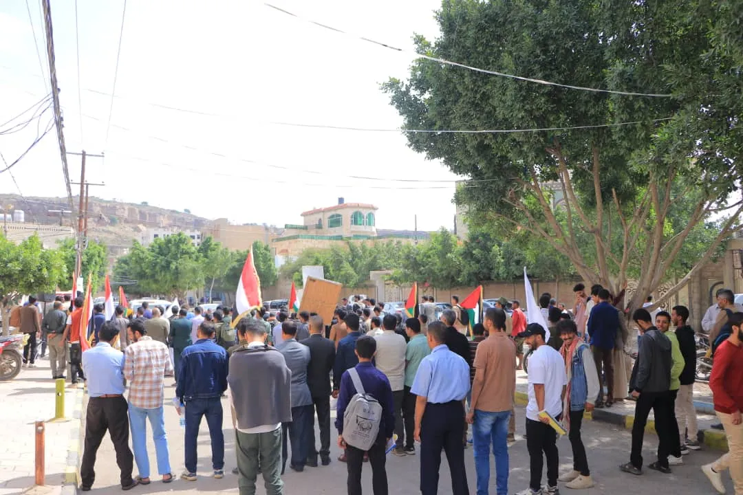 The EIU University organizes the weekly solidarity stand with the Palestinian people under the slogan "With Gaza... We will not accept the shame of betrayal, no matter the crimes of aggression."