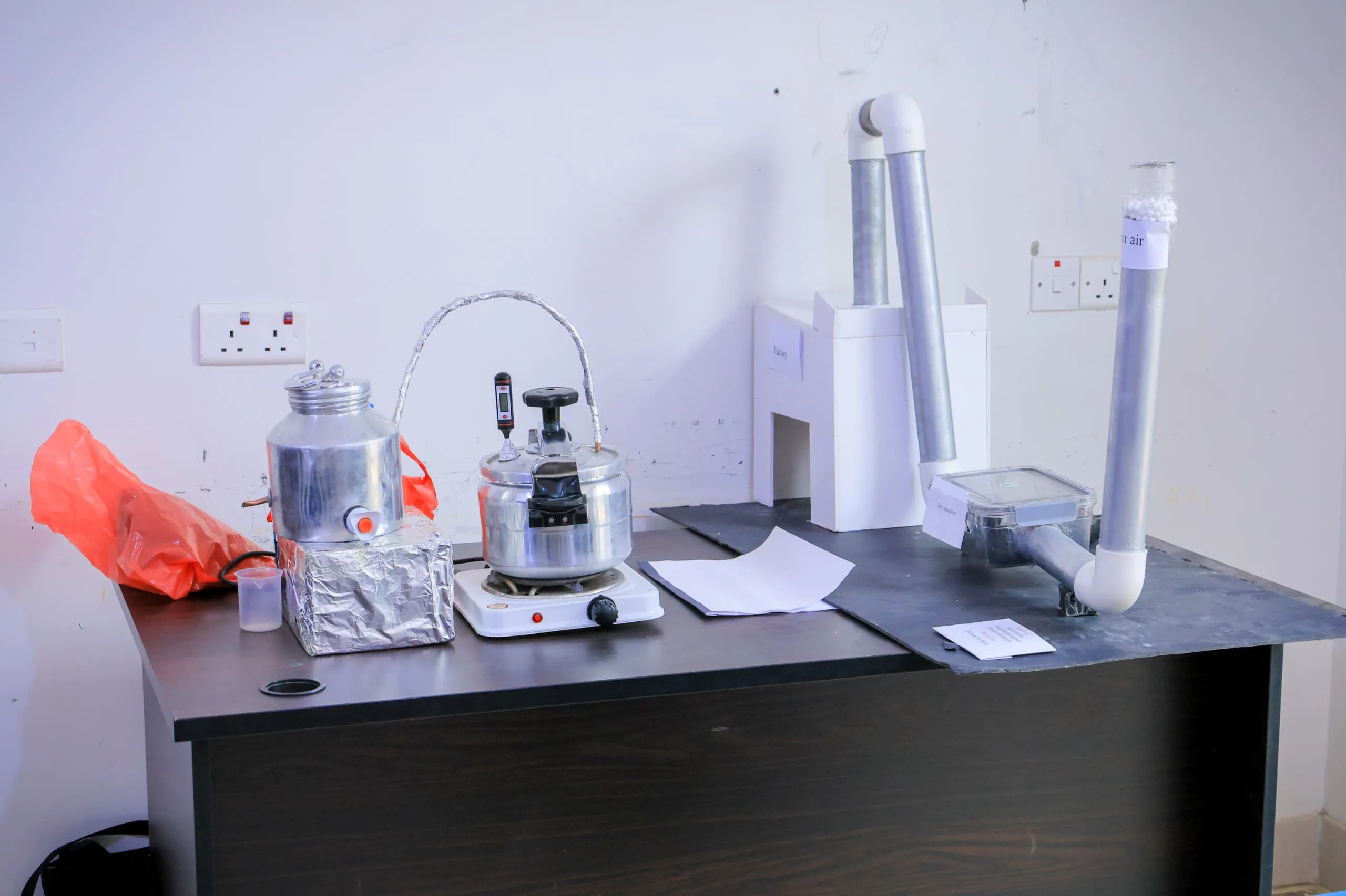 Third-year chemical engineering students showcase innovative scientific projects in the "Unit Operations" course.