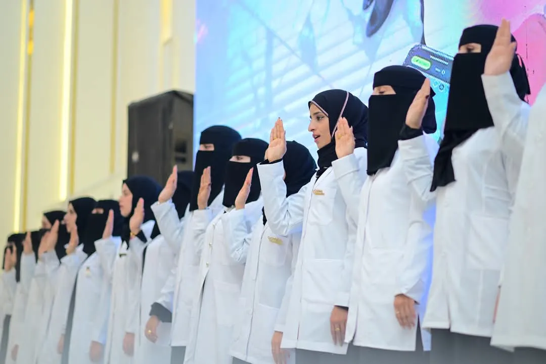الجامعة الإماراتية الدولية تحتفي بتوديع الدفعة السادسة من طلبة الطب البشري للعام الجامعي 1446ه‍ بحفل فني مميّز
