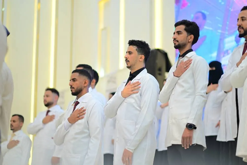 الجامعة الإماراتية الدولية تحتفي بتوديع الدفعة السادسة من طلبة الطب البشري للعام الجامعي 1446ه‍ بحفل فني مميّز
