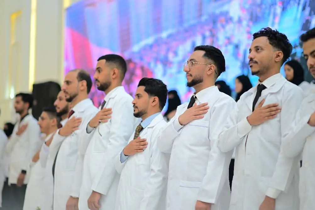 الجامعة الإماراتية الدولية تحتفي بتوديع الدفعة السادسة من طلبة الطب البشري للعام الجامعي 1446ه‍ بحفل فني مميّز