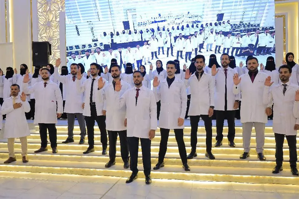 الجامعة الإماراتية الدولية تحتفي بتوديع الدفعة السادسة من طلبة الطب البشري للعام الجامعي 1446ه‍ بحفل فني مميّز