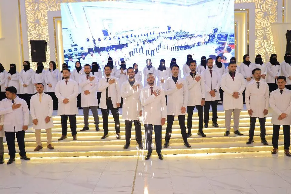 الجامعة الإماراتية الدولية تحتفي بتوديع الدفعة السادسة من طلبة الطب البشري للعام الجامعي 1446ه‍ بحفل فني مميّز