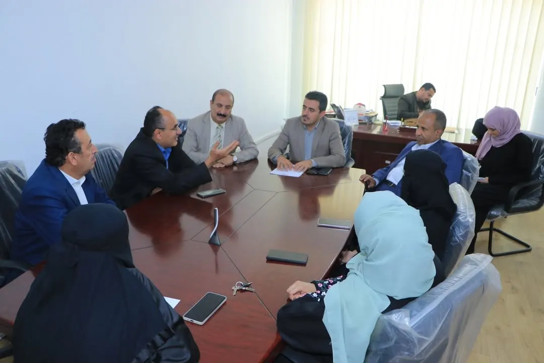 الأمين العام يلتقي عمادة ورؤساء أقسام كلية الطب والعلوم الصحية لمناقشة احتياجات تطوير العملية التعليمية