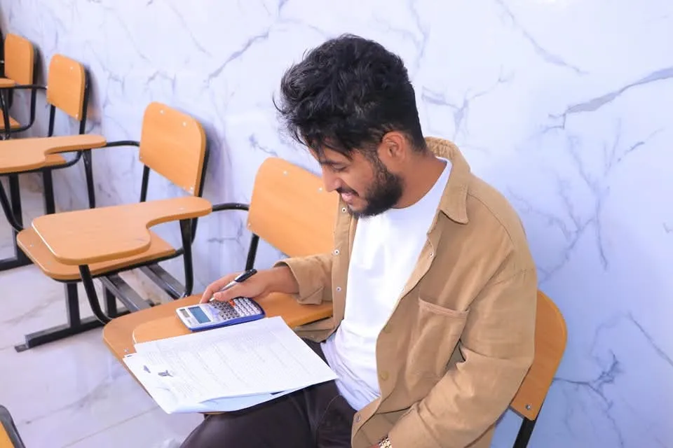 كلية العلوم الإدارية والمالية بالجامعة تدشن امتحانات الفصل الدراسي الأول للعام الجامعي 1447هـ