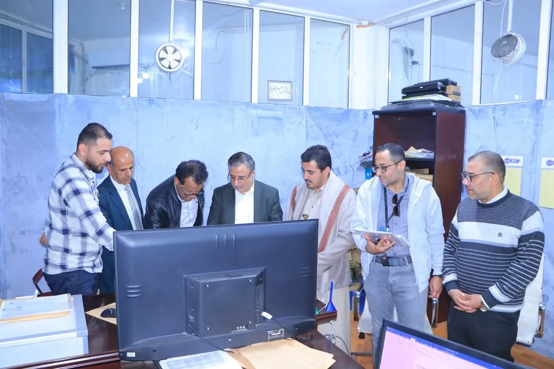 رئيس الجامعة يطلع على سير عملية التصحيح ويستمع من أعضاء اللجنة لآلية التصحيح الإلكتروني