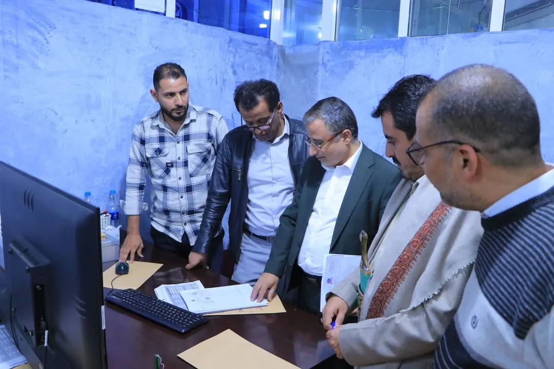 رئيس الجامعة يطلع على سير عملية التصحيح ويستمع من أعضاء اللجنة لآلية التصحيح الإلكتروني