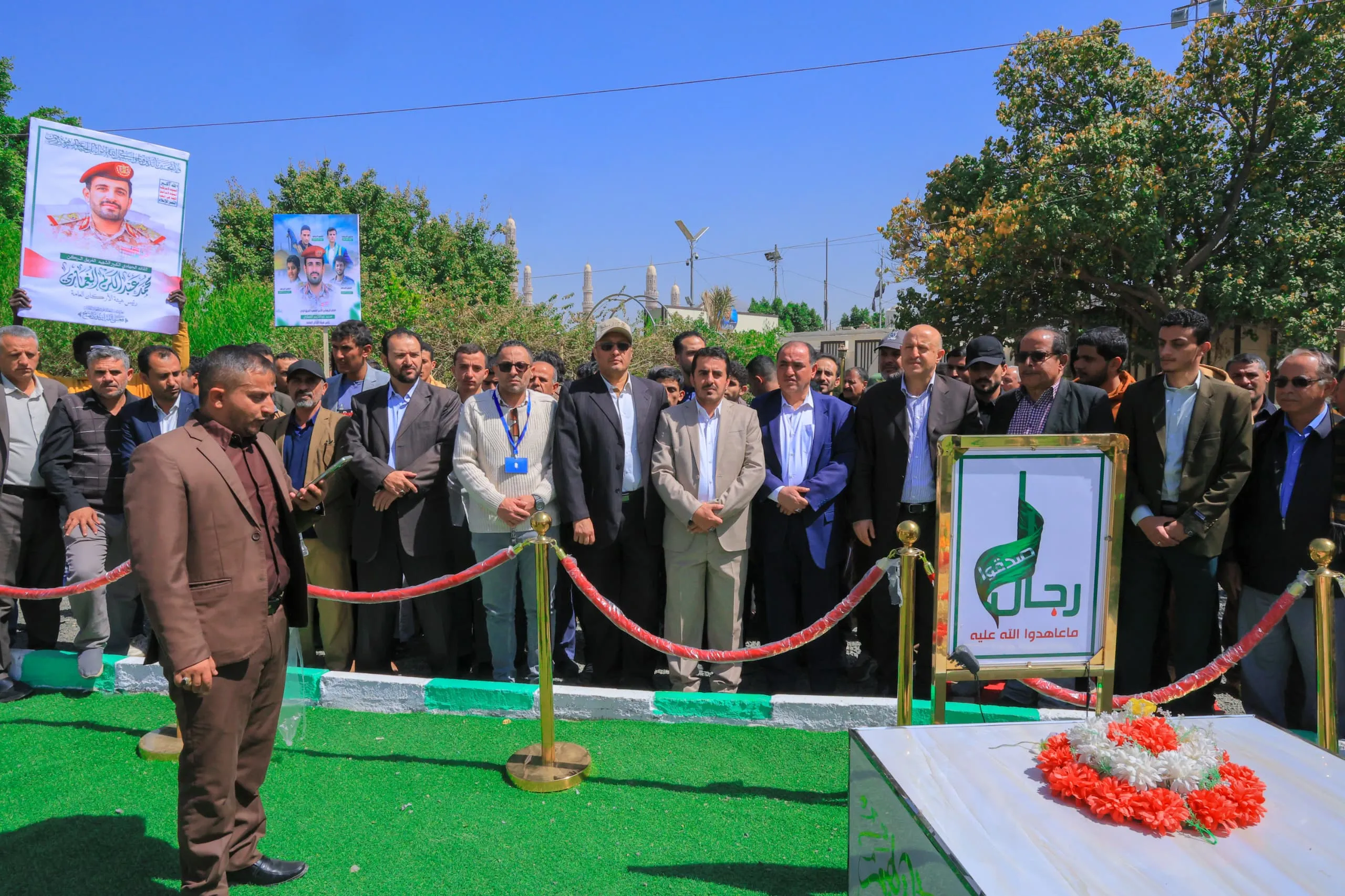 الجامعة الإماراتية الدولية تنظم زيارة للكادر الأكاديمي والإداري إلى ضريح الرئيس الشهيد الصماد والشهداء القادة وروضة شهداء الخمسين