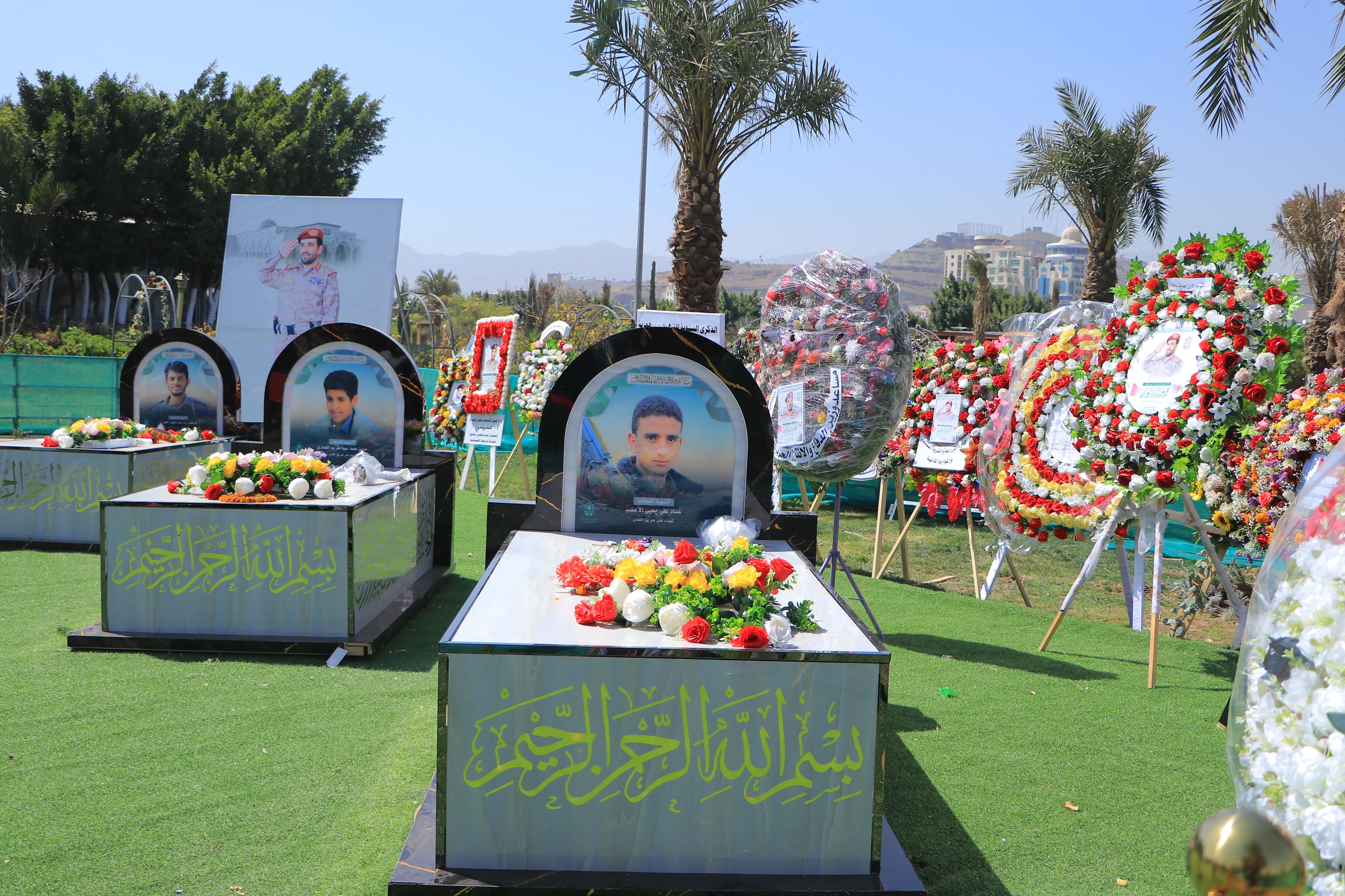 الجامعة الإماراتية الدولية تنظم زيارة للكادر الأكاديمي والإداري إلى ضريح الرئيس الشهيد الصماد والشهداء القادة وروضة شهداء الخمسين