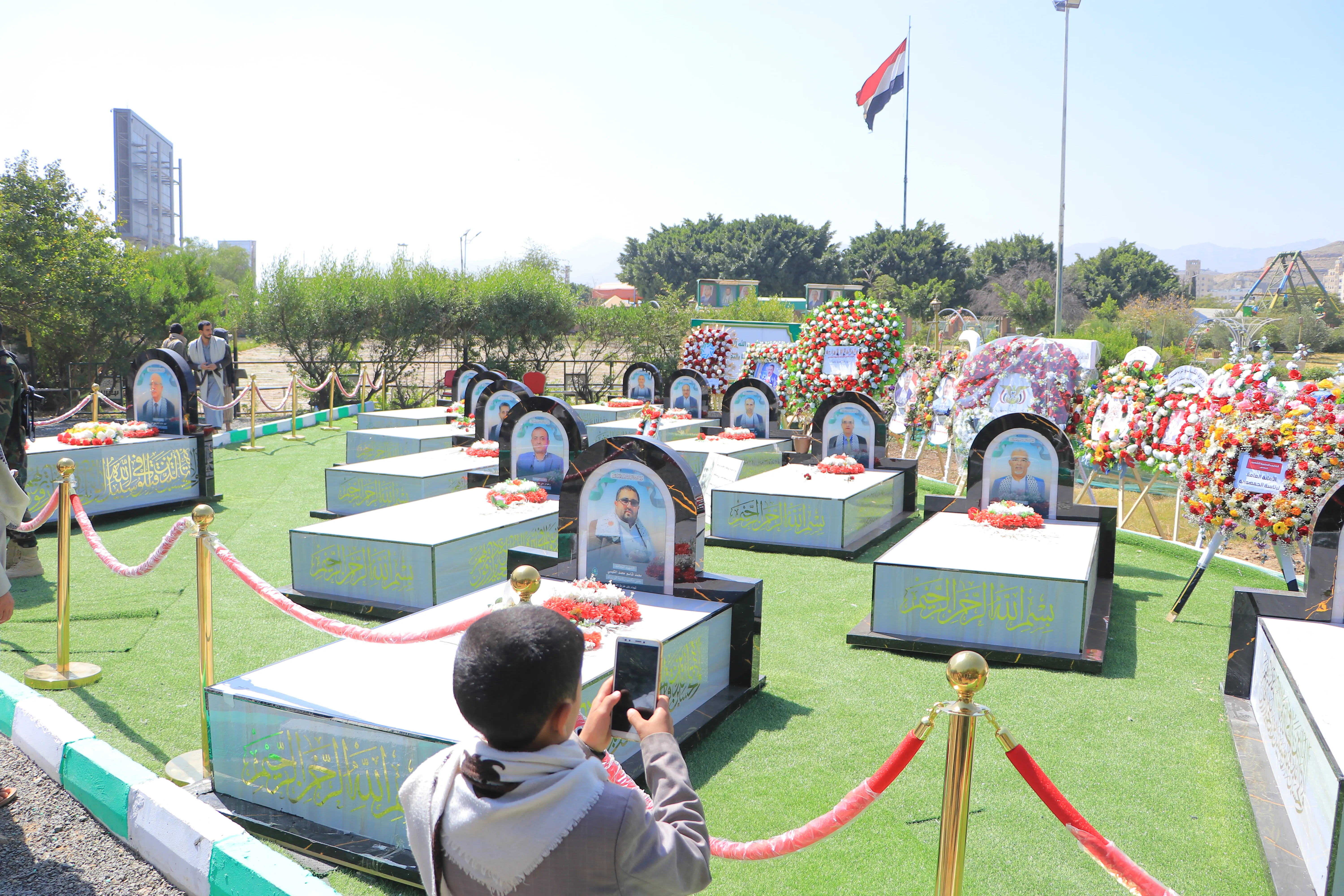 الجامعة الإماراتية الدولية تنظم زيارة للكادر الأكاديمي والإداري إلى ضريح الرئيس الشهيد الصماد والشهداء القادة وروضة شهداء الخمسين