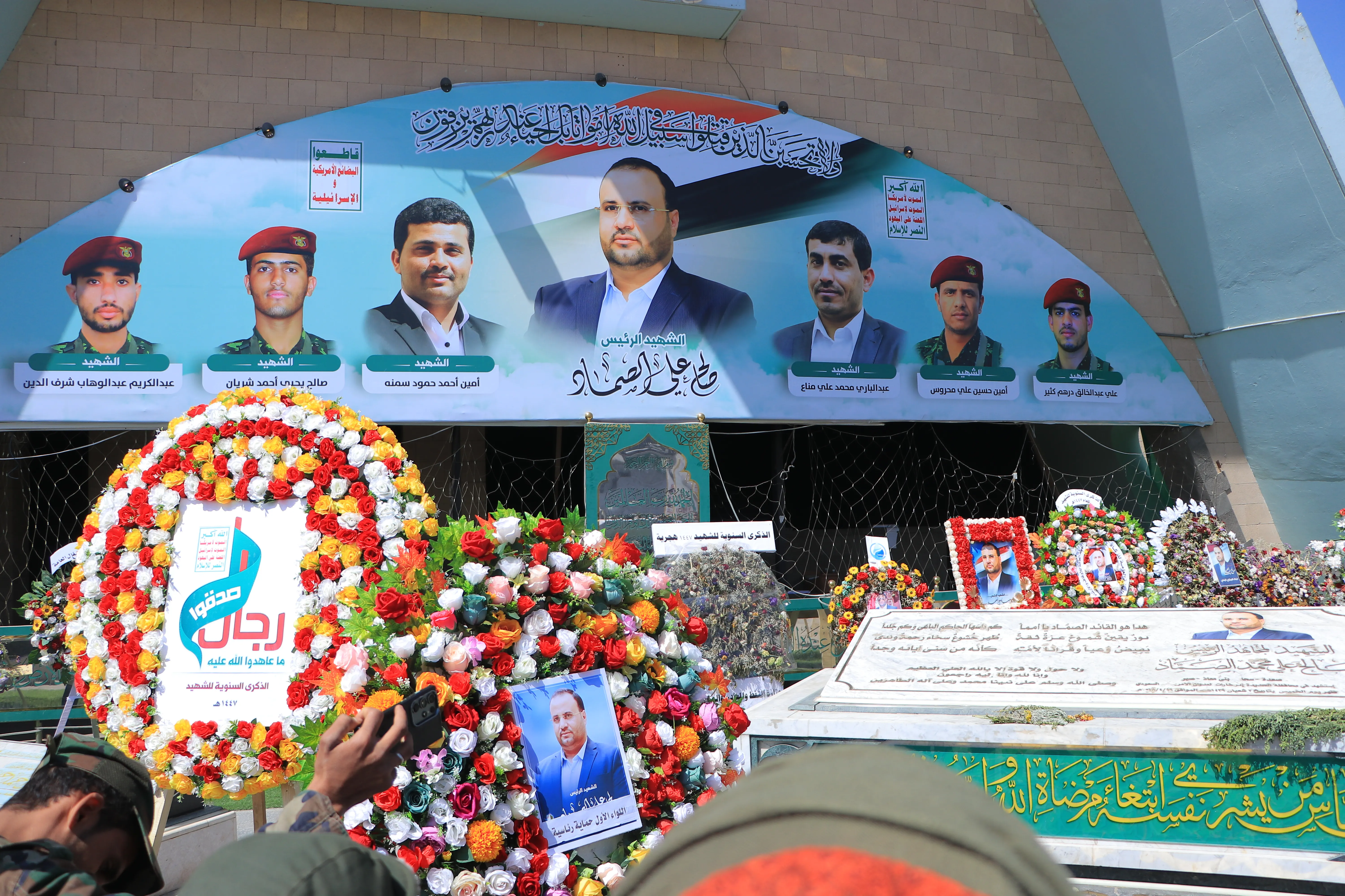 الجامعة الإماراتية الدولية تنظم زيارة للكادر الأكاديمي والإداري إلى ضريح الرئيس الشهيد الصماد والشهداء القادة وروضة شهداء الخمسين