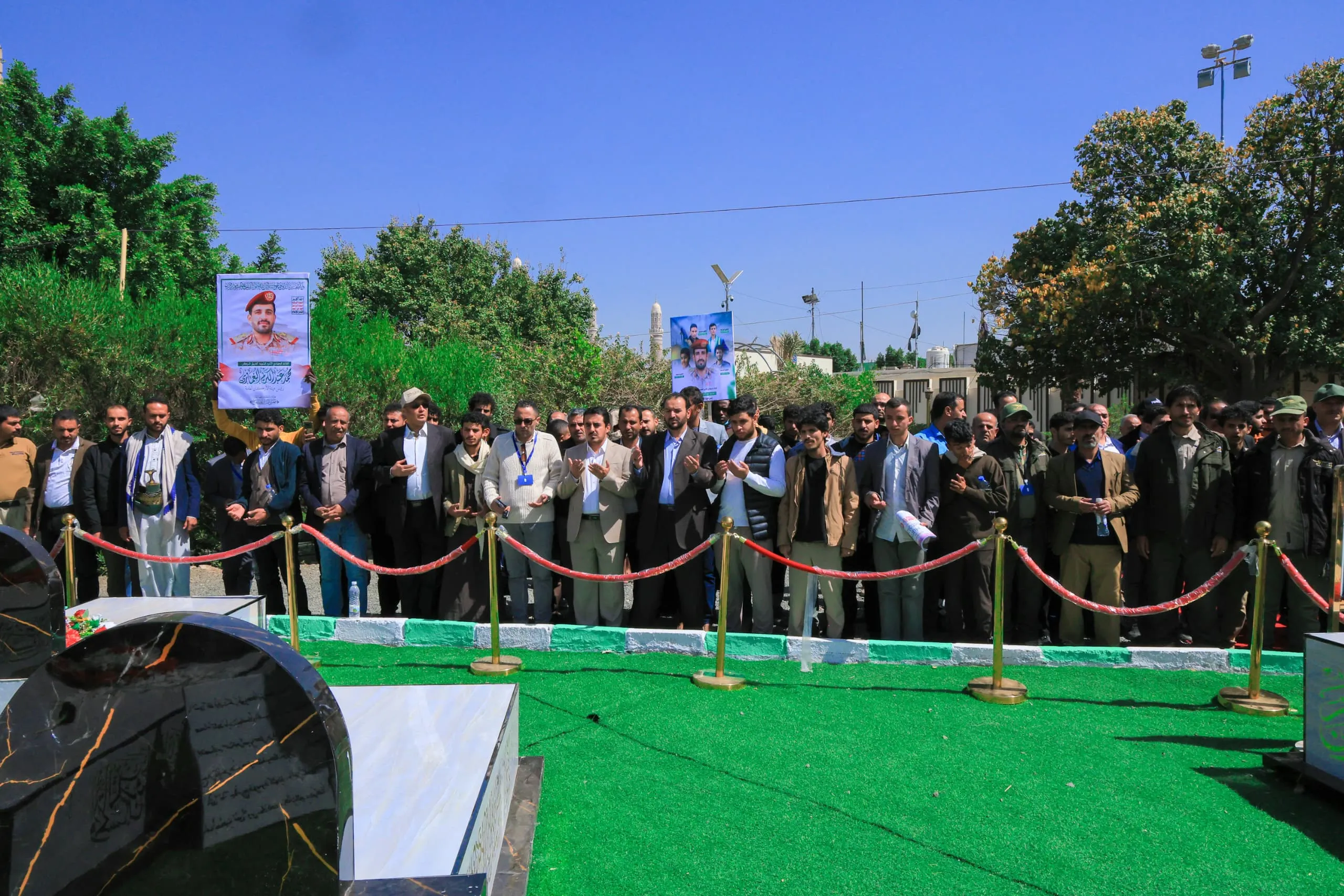 الجامعة الإماراتية الدولية تنظم زيارة للكادر الأكاديمي والإداري إلى ضريح الرئيس الشهيد الصماد والشهداء القادة وروضة شهداء الخمسين