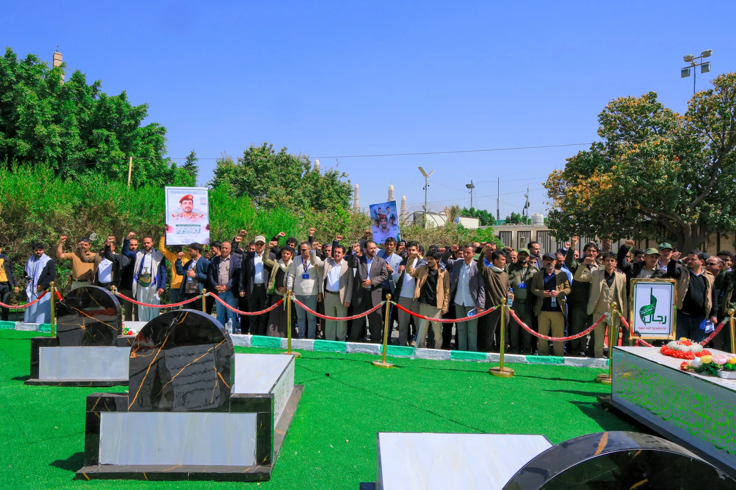 الجامعة الإماراتية الدولية تنظم زيارة للكادر الأكاديمي والإداري إلى ضريح الرئيس الشهيد الصماد والشهداء القادة وروضة شهداء الخمسين