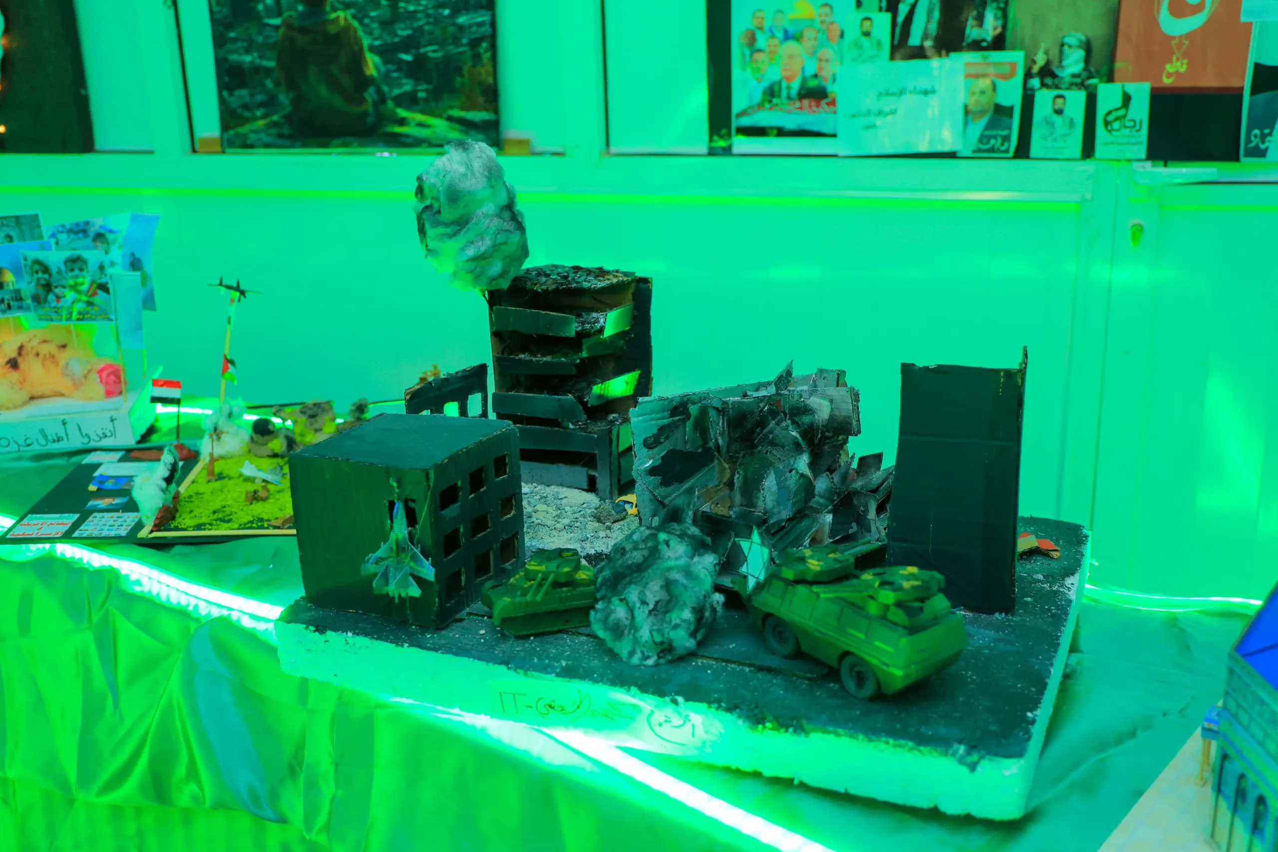 The photo and sculpture exhibition was inaugurated as part of the annual commemoration of the martyr at the United Arab Emirates University.