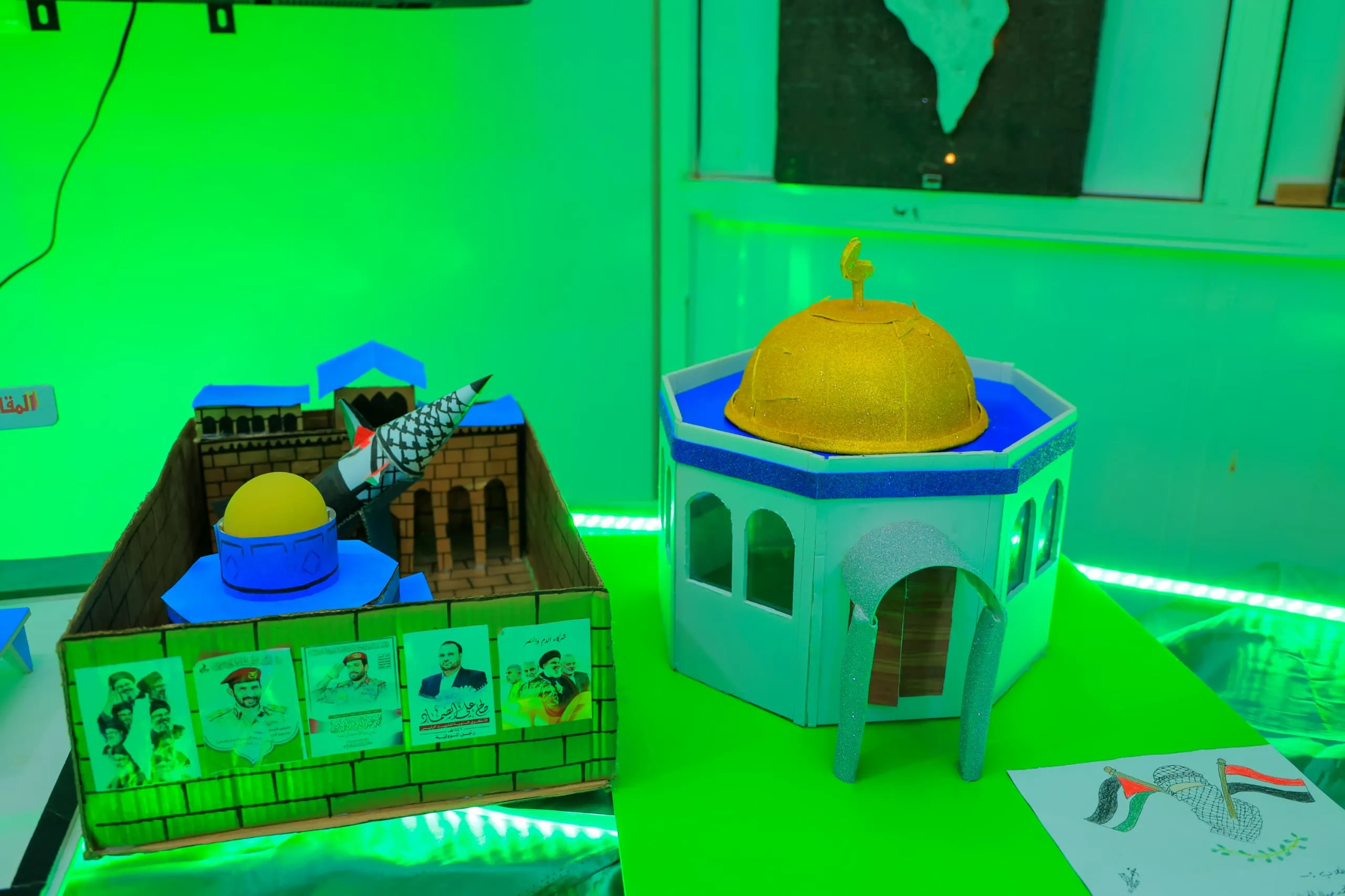 The photo and sculpture exhibition was inaugurated as part of the annual commemoration of the martyr at the United Arab Emirates University.