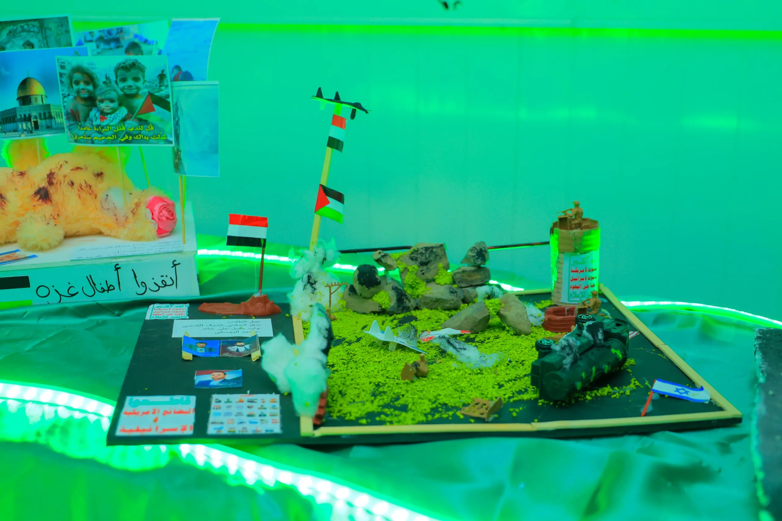 The photo and sculpture exhibition was inaugurated as part of the annual commemoration of the martyr at the United Arab Emirates University.