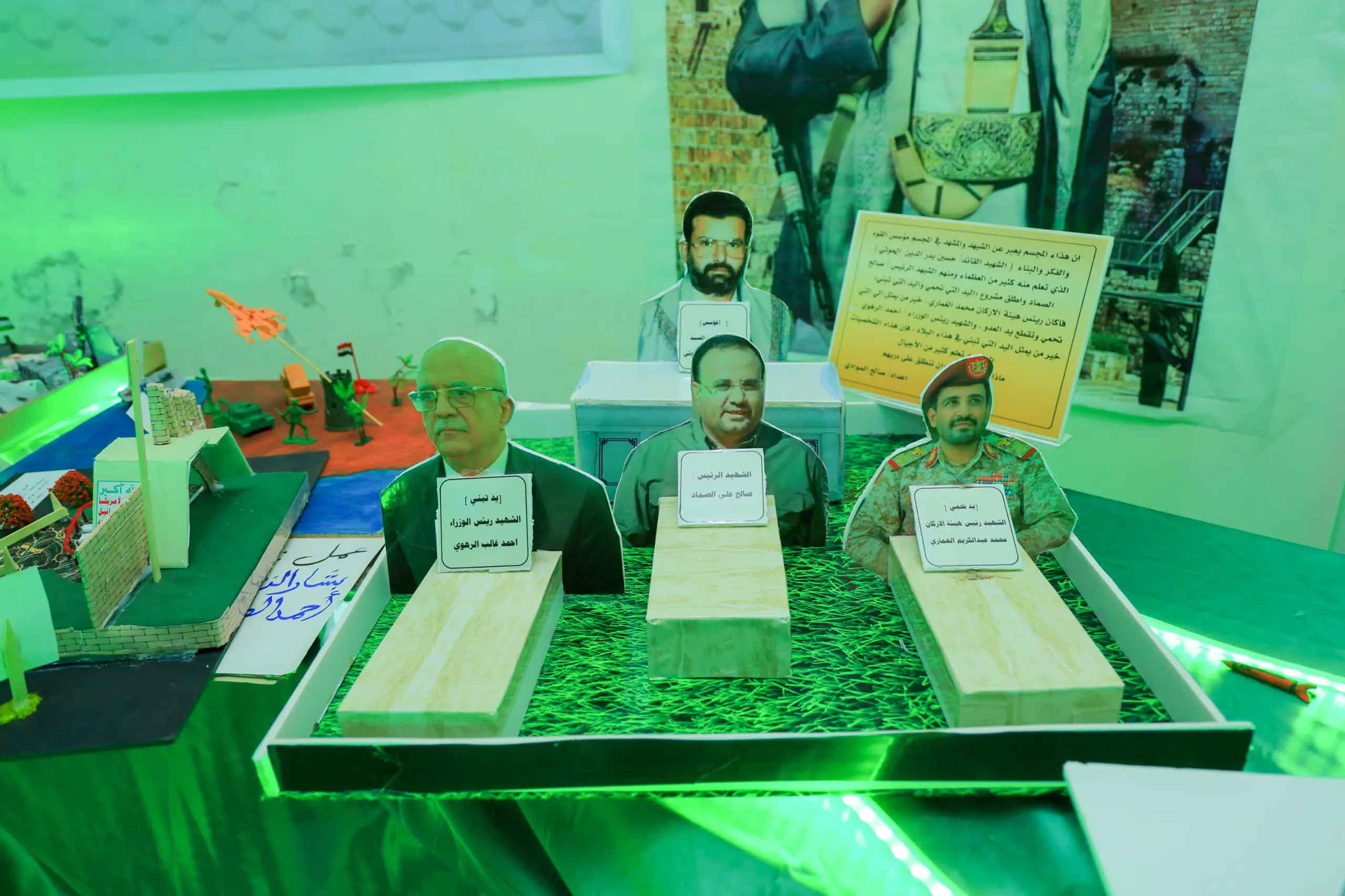 The photo and sculpture exhibition was inaugurated as part of the annual commemoration of the martyr at the United Arab Emirates University.