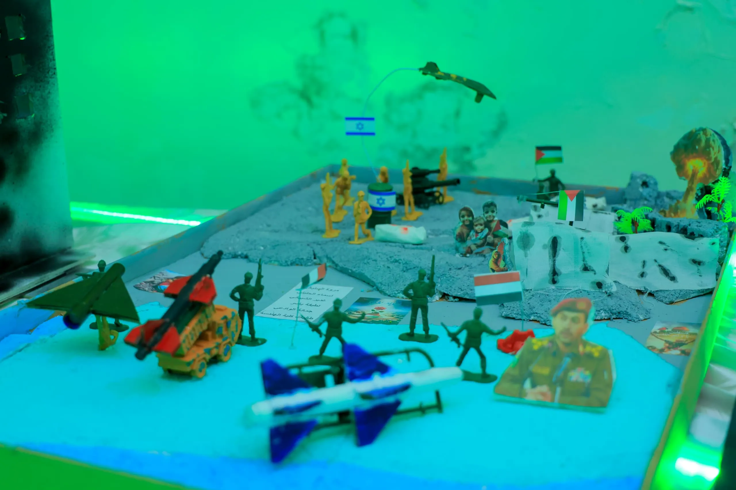 The photo and sculpture exhibition was inaugurated as part of the annual commemoration of the martyr at the United Arab Emirates University.