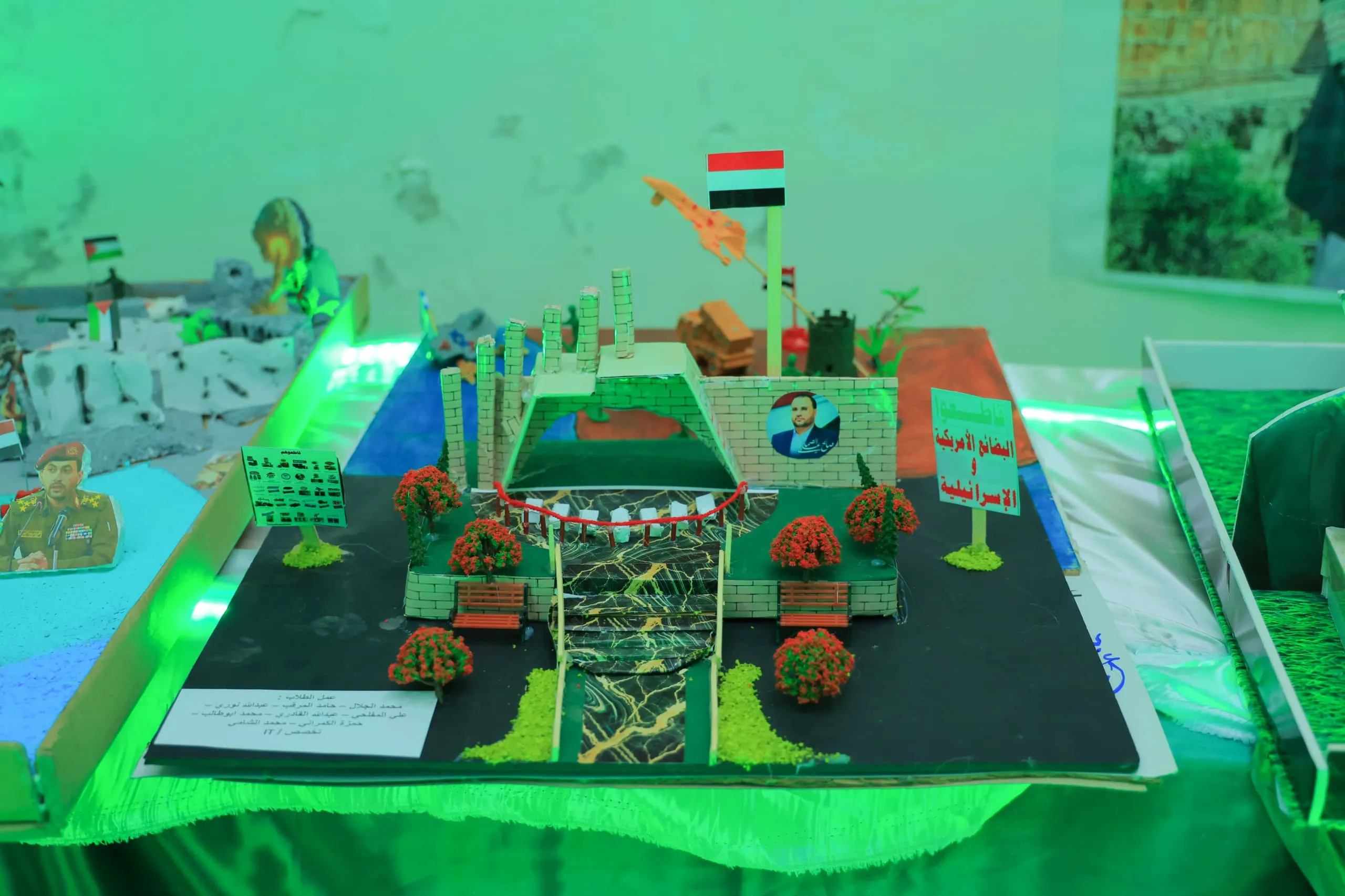 The photo and sculpture exhibition was inaugurated as part of the annual commemoration of the martyr at the United Arab Emirates University.