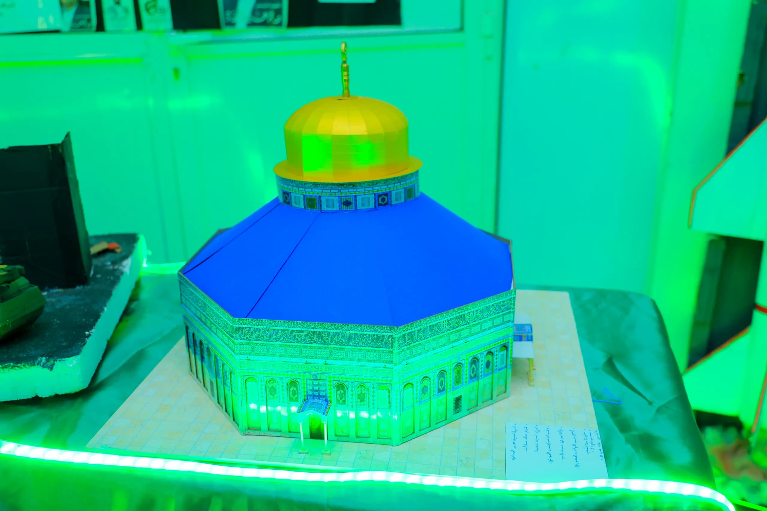 The photo and sculpture exhibition was inaugurated as part of the annual commemoration of the martyr at the United Arab Emirates University.