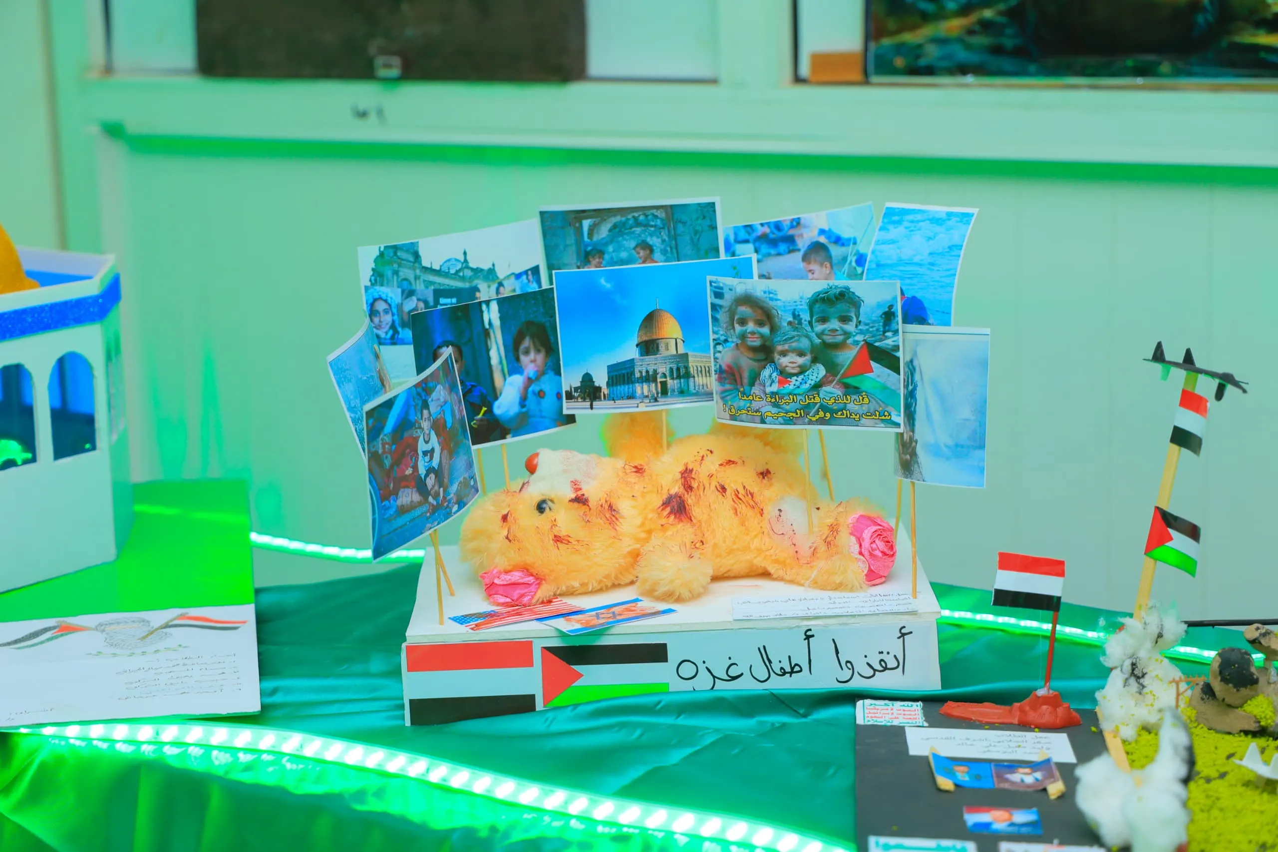 The photo and sculpture exhibition was inaugurated as part of the annual commemoration of the martyr at the United Arab Emirates University.