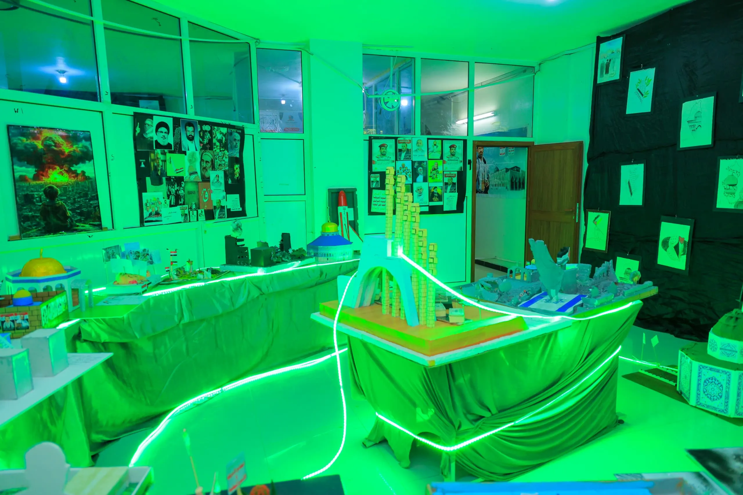 The photo and sculpture exhibition was inaugurated as part of the annual commemoration of the martyr at the United Arab Emirates University.