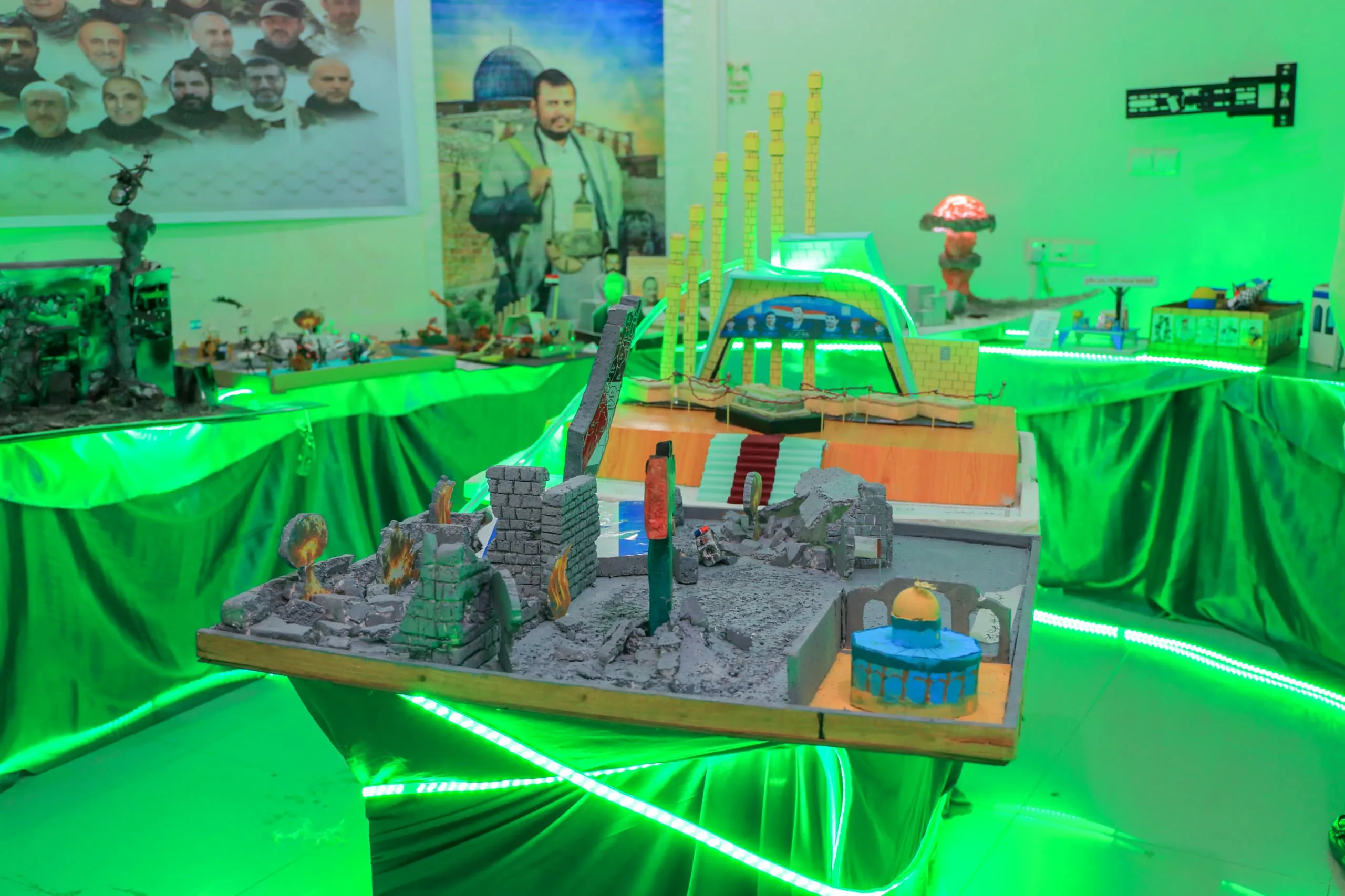 The photo and sculpture exhibition was inaugurated as part of the annual commemoration of the martyr at the United Arab Emirates University.