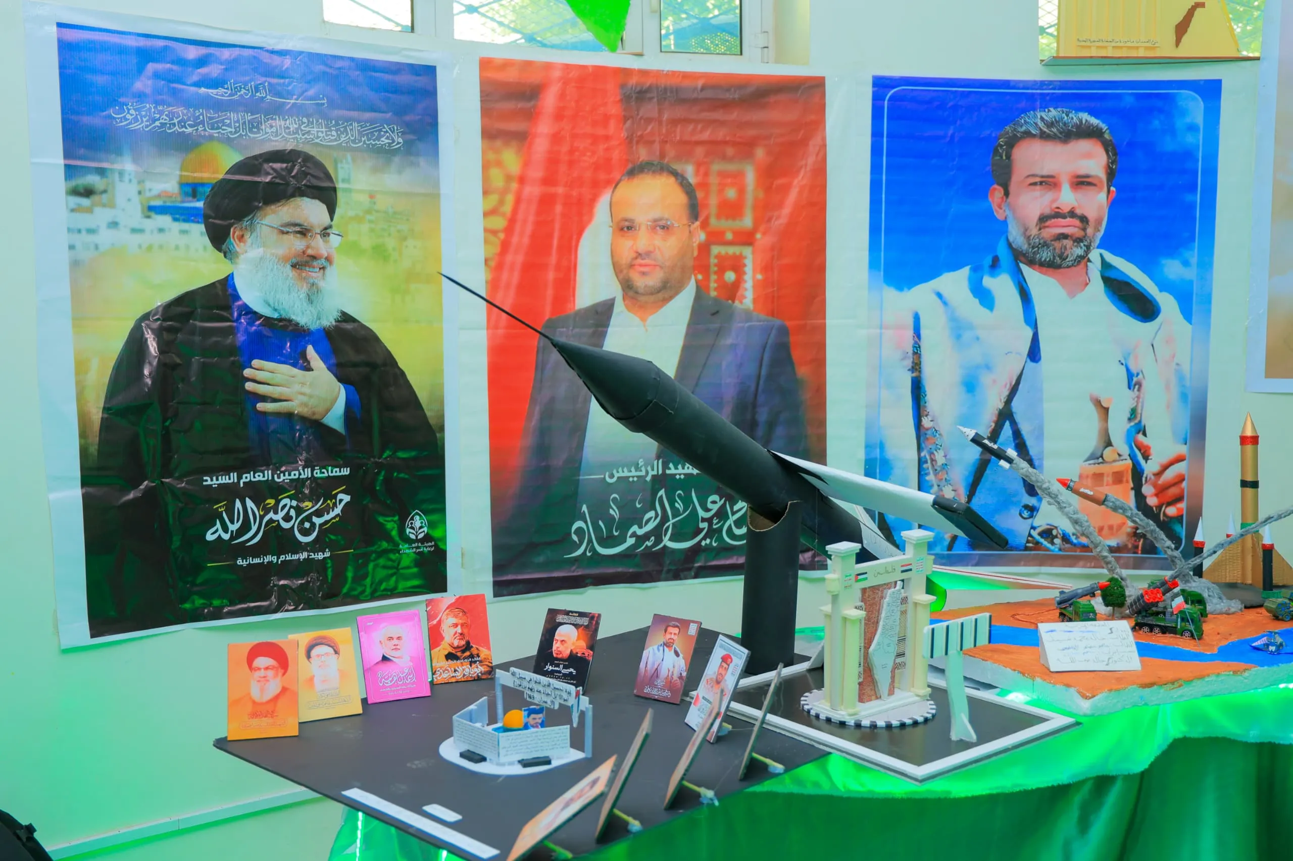 The photo and sculpture exhibition was inaugurated as part of the annual commemoration of the martyr at the United Arab Emirates University.