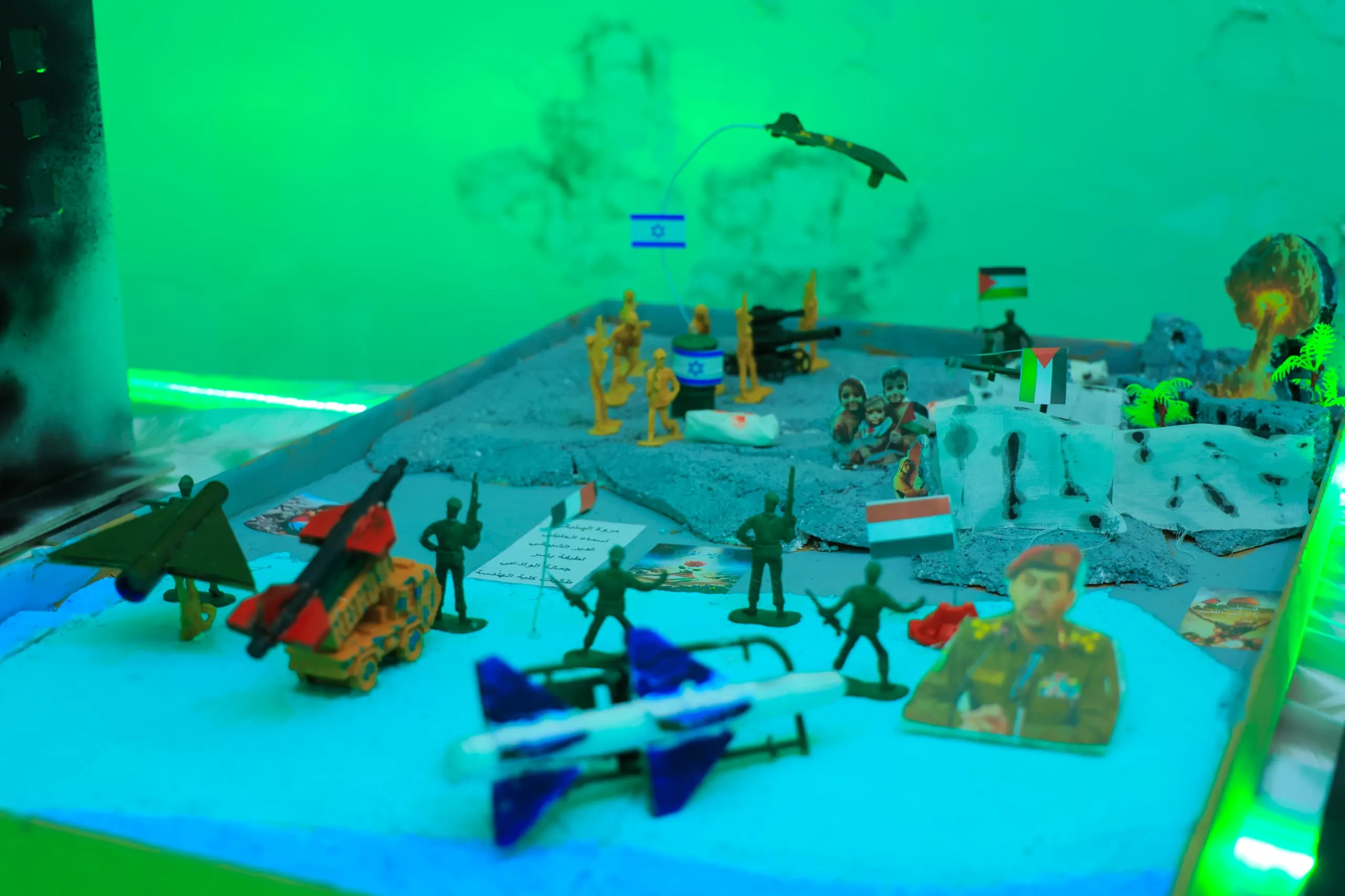 The photo and sculpture exhibition was inaugurated as part of the annual commemoration of the martyr at the United Arab Emirates University.