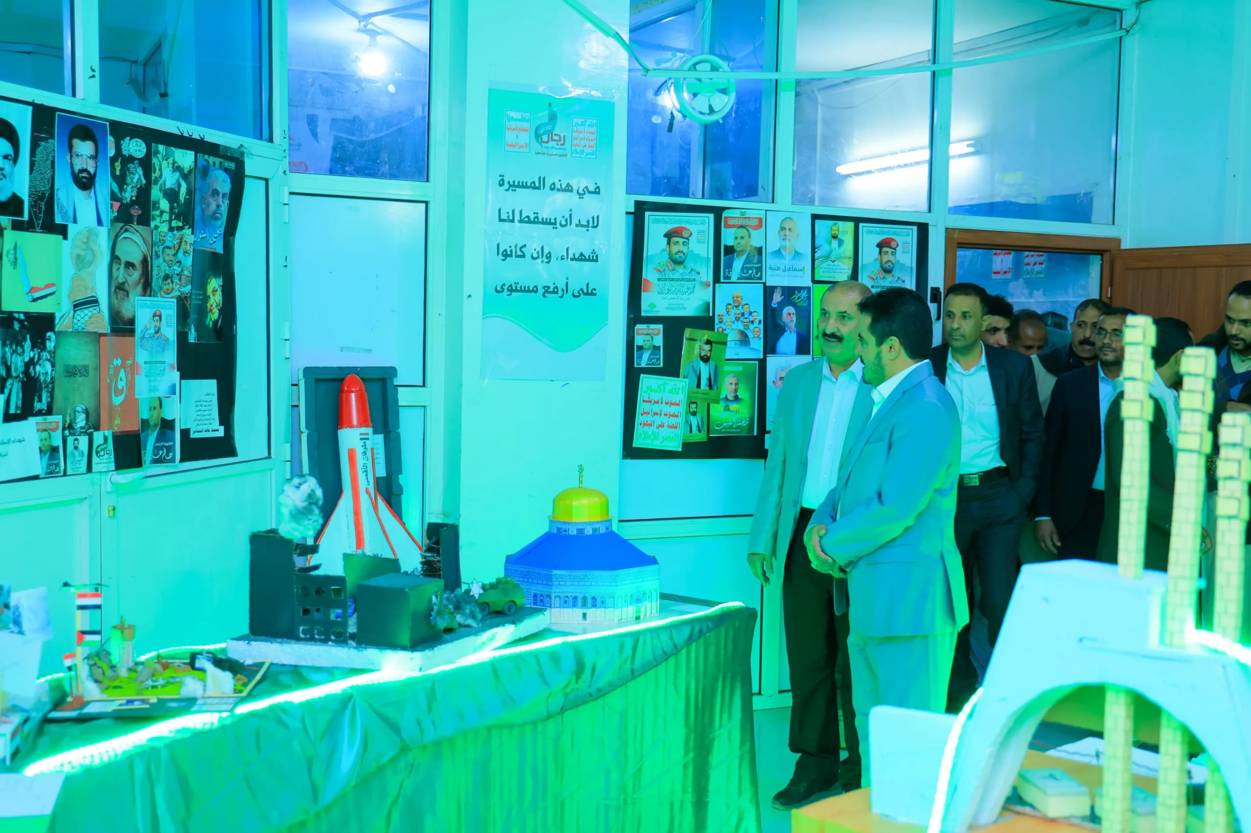 The photo and sculpture exhibition was inaugurated as part of the annual commemoration of the martyr at the United Arab Emirates University.