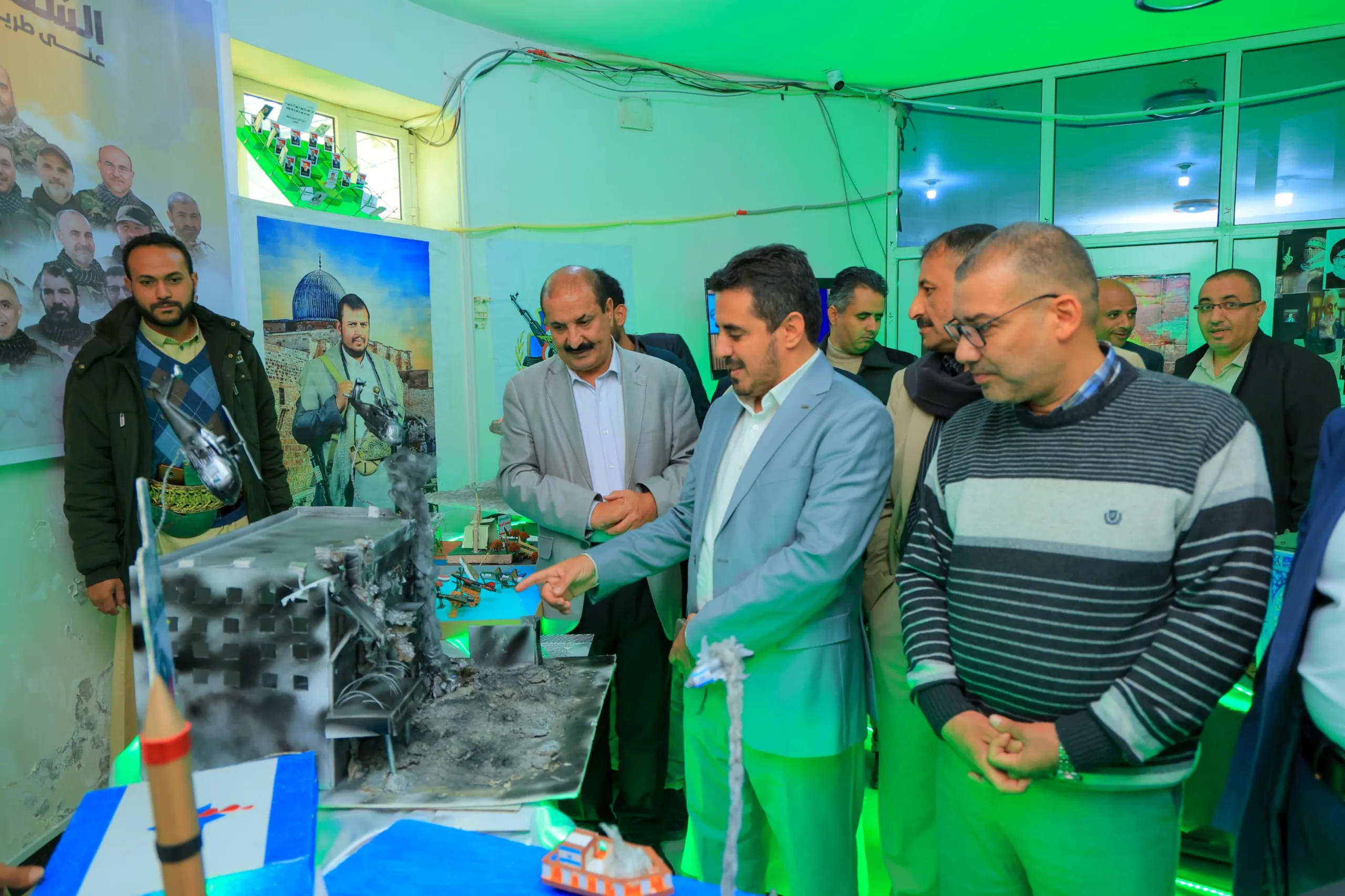 The photo and sculpture exhibition was inaugurated as part of the annual commemoration of the martyr at the United Arab Emirates University.