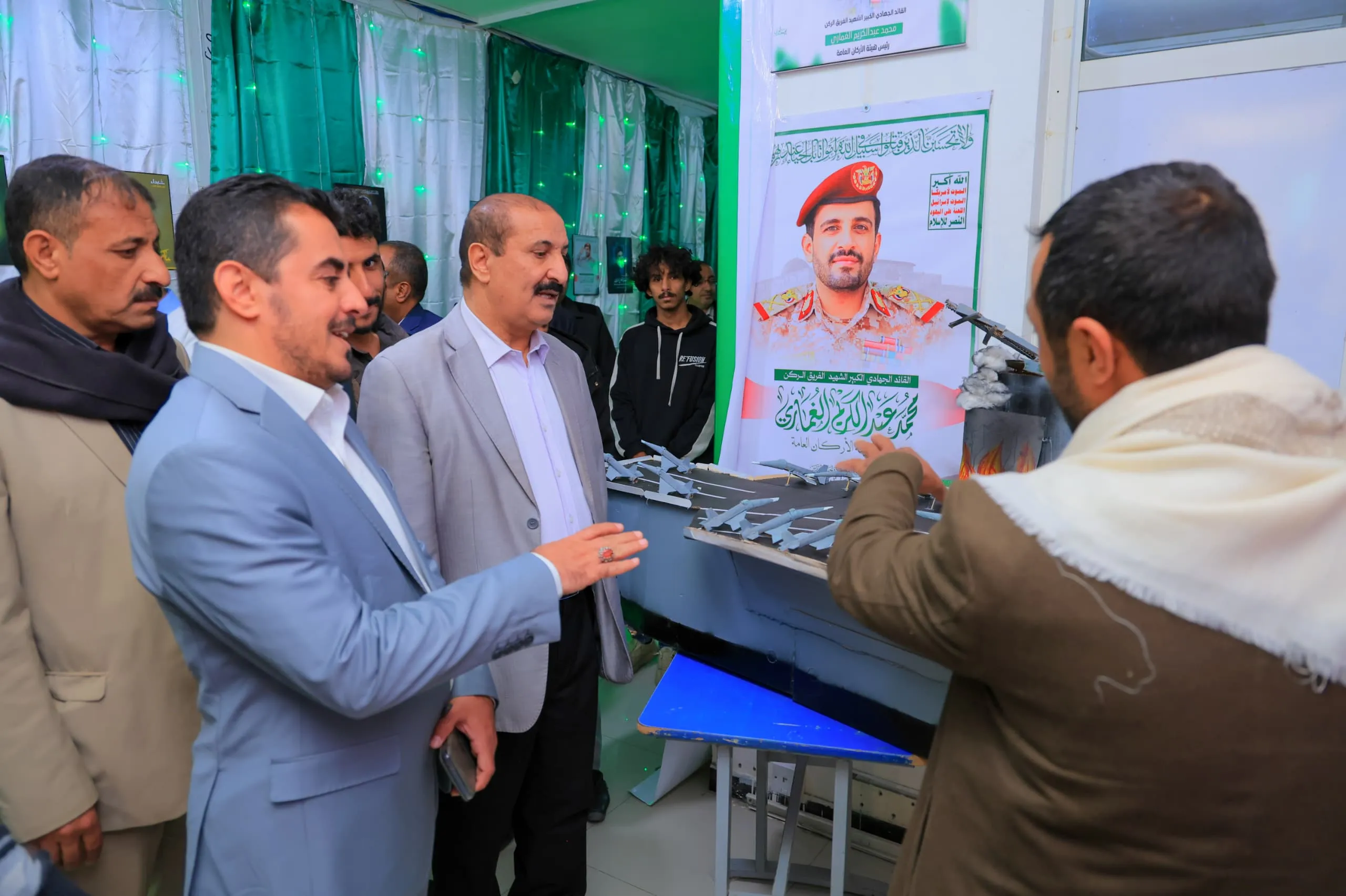 The photo and sculpture exhibition was inaugurated as part of the annual commemoration of the martyr at the United Arab Emirates University.