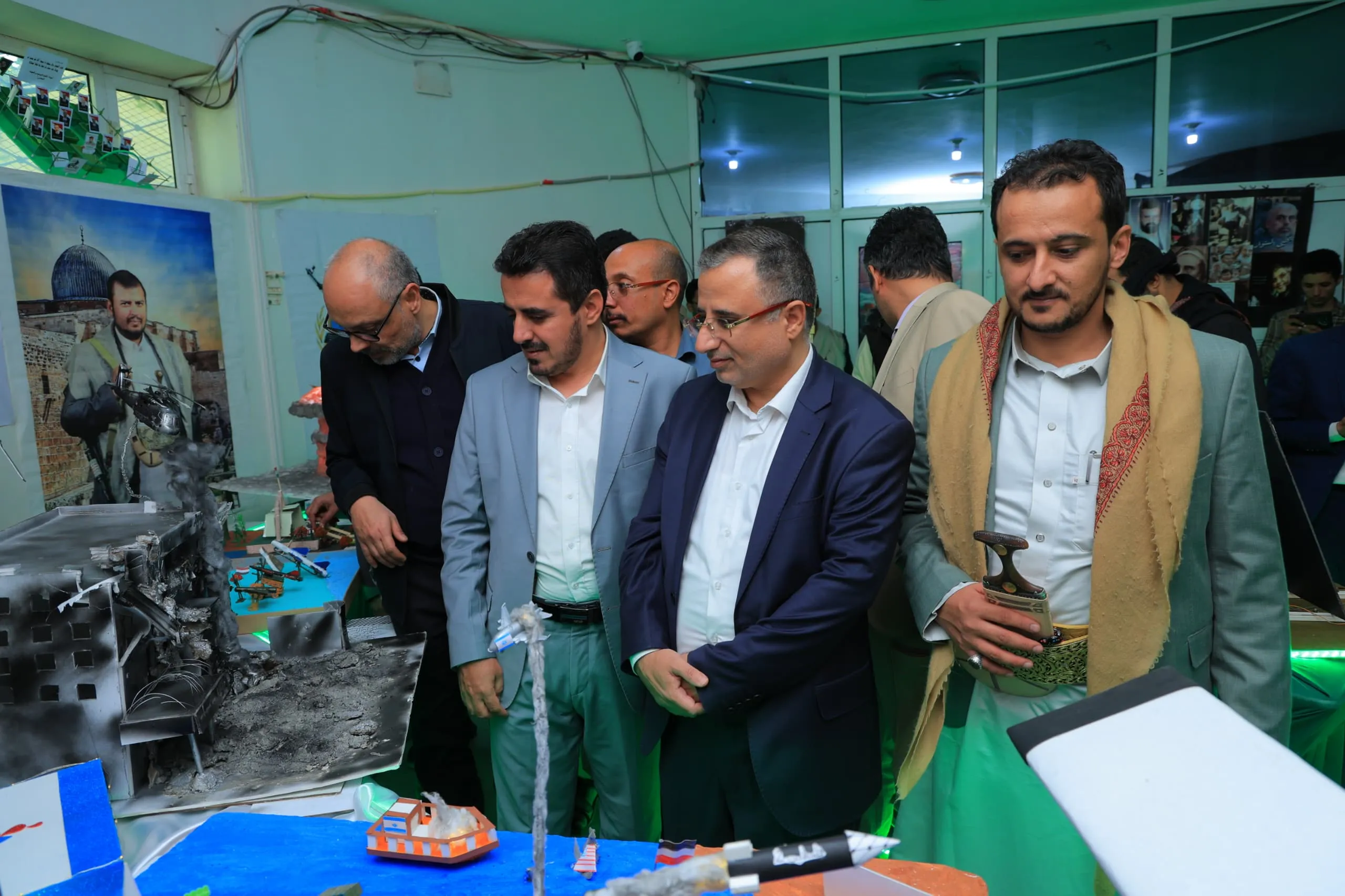 The photo and sculpture exhibition saw a large turnout on its second day as part of the annual commemoration of the martyr at the Emirates International University.