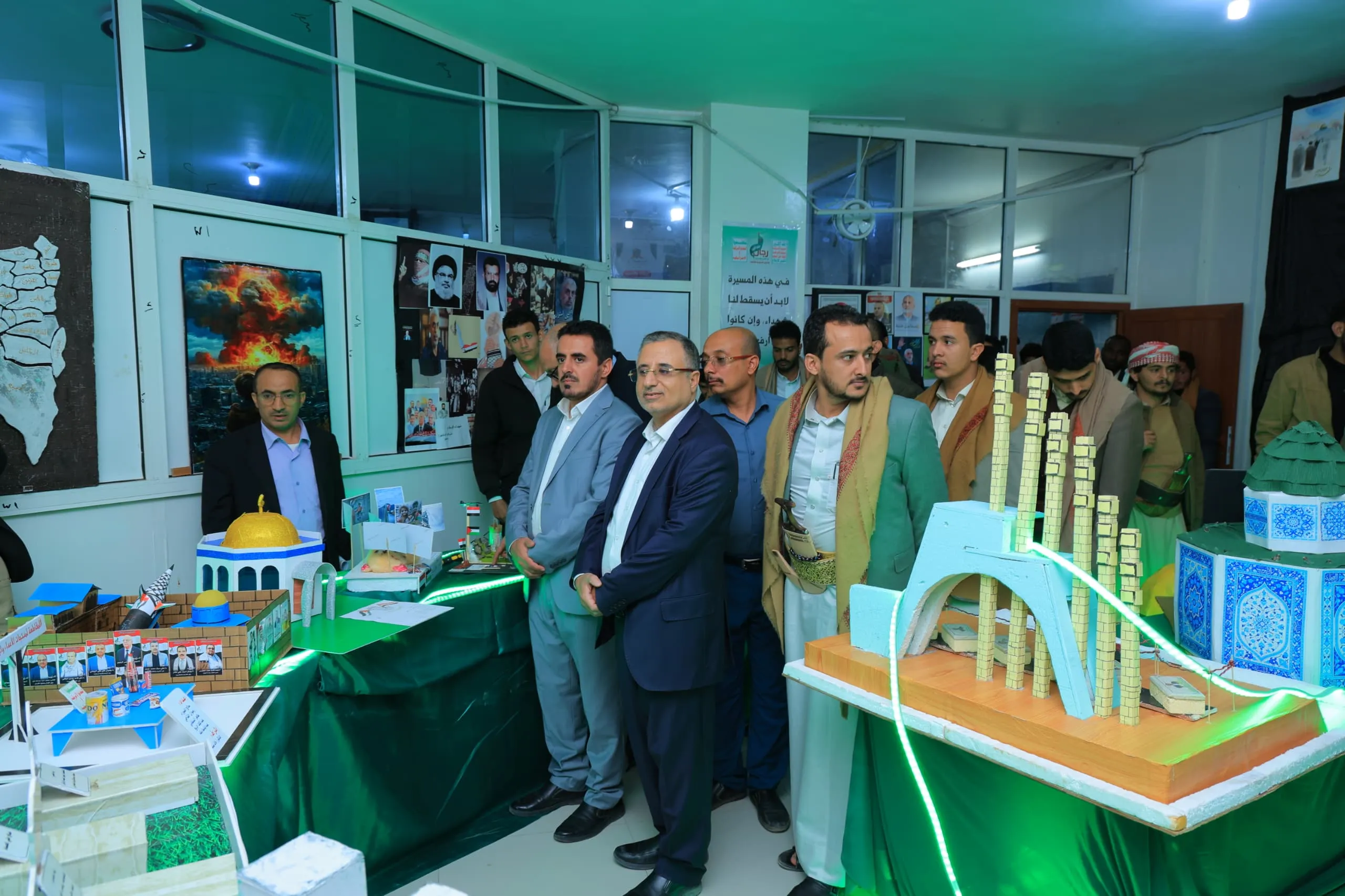 The photo and sculpture exhibition saw a large turnout on its second day as part of the annual commemoration of the martyr at the Emirates International University.