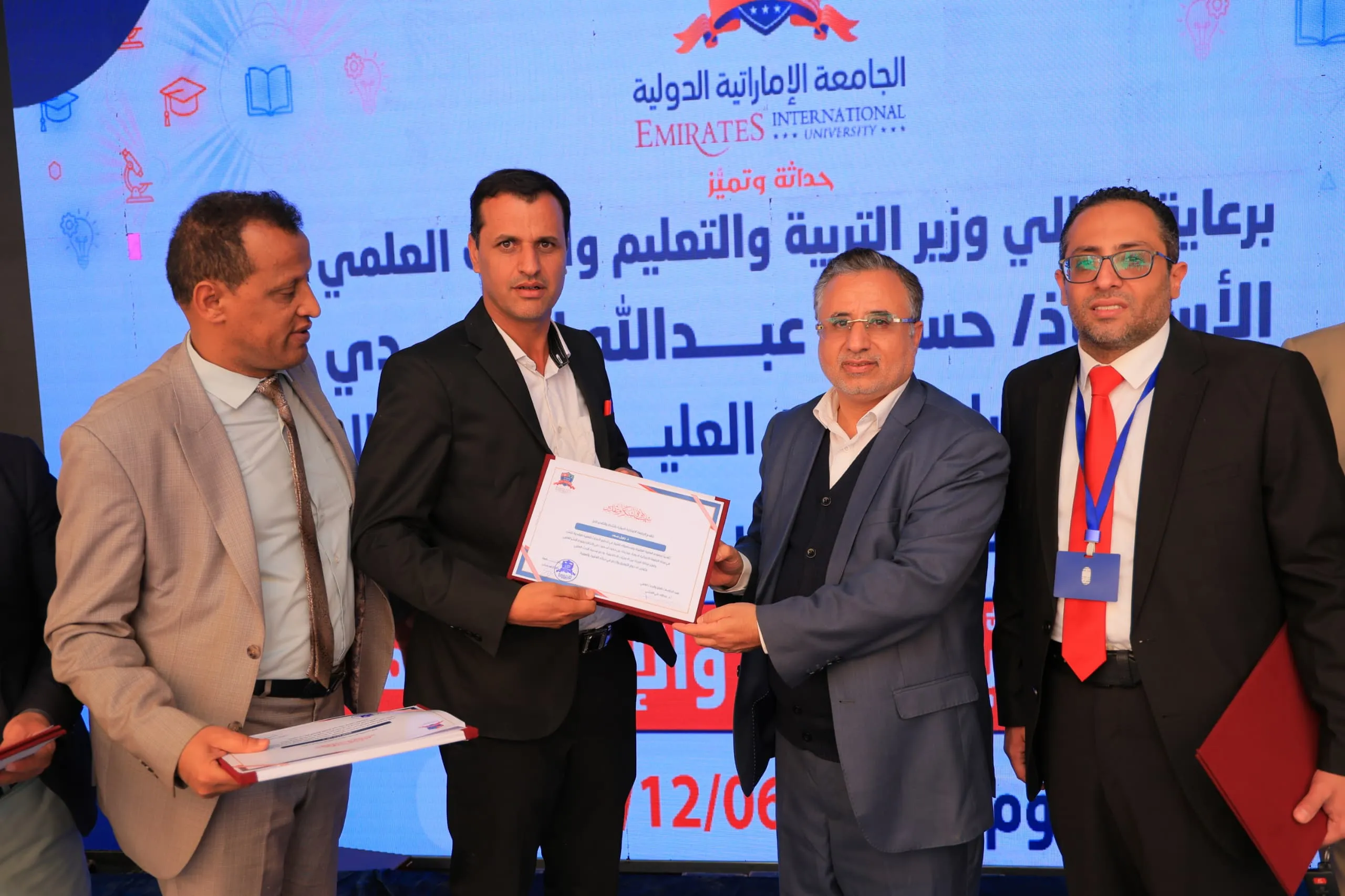 وزير التربية والتعليم يطّلع على التجهيزات الحديثة بكلية الهندسة ويشهد فعالية التميّز البحثي في الجامعة الإماراتية الدولية