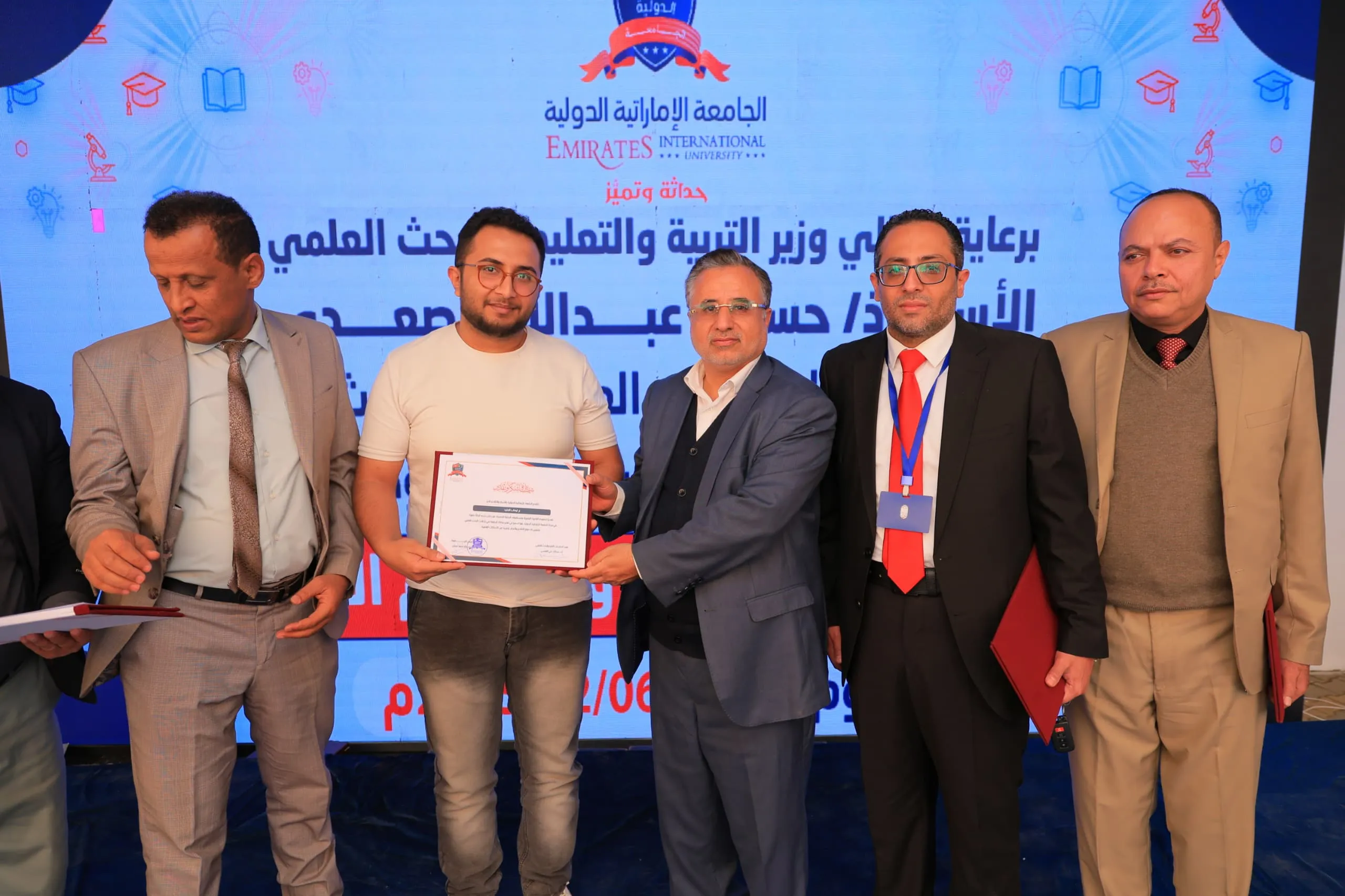 وزير التربية والتعليم يطّلع على التجهيزات الحديثة بكلية الهندسة ويشهد فعالية التميّز البحثي في الجامعة الإماراتية الدولية