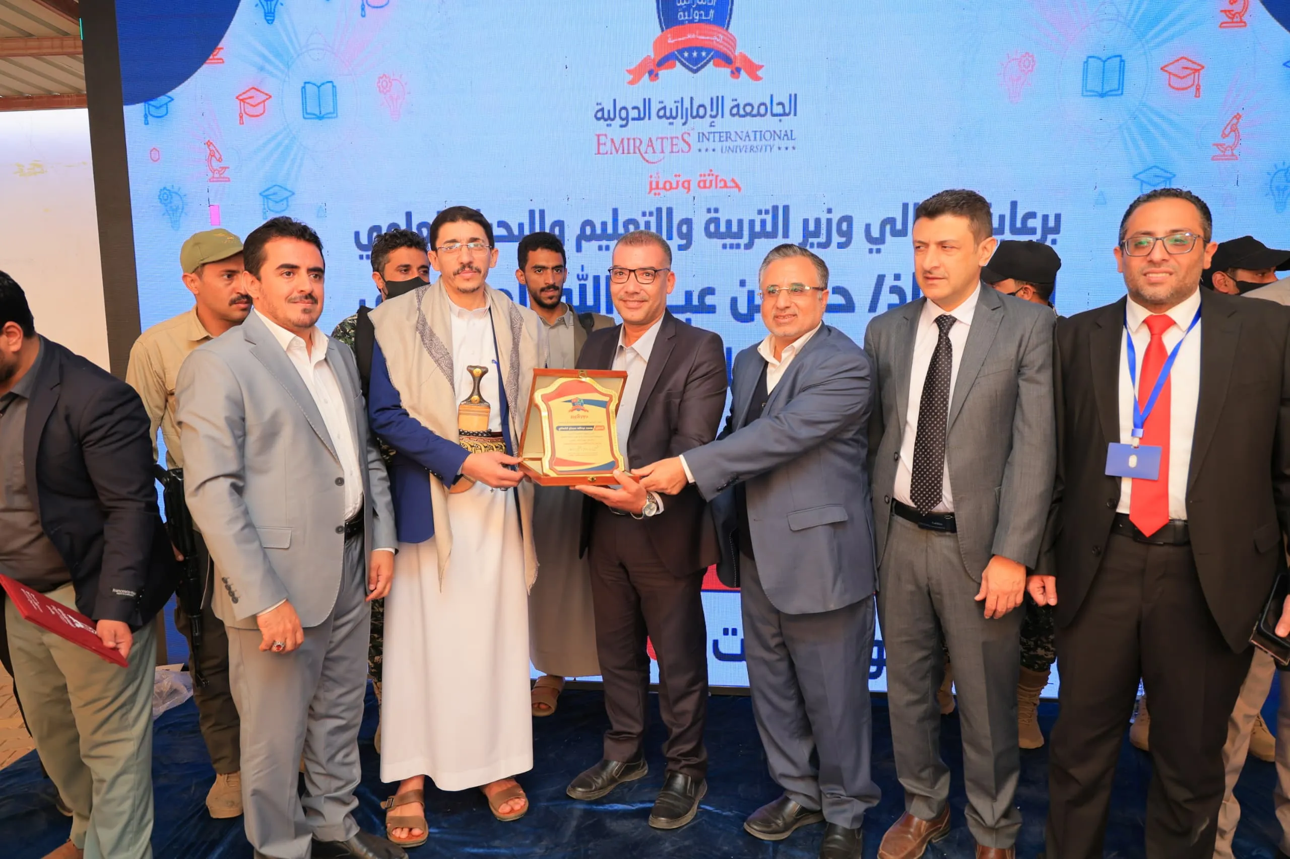 وزير التربية والتعليم يطّلع على التجهيزات الحديثة بكلية الهندسة ويشهد فعالية التميّز البحثي في الجامعة الإماراتية الدولية